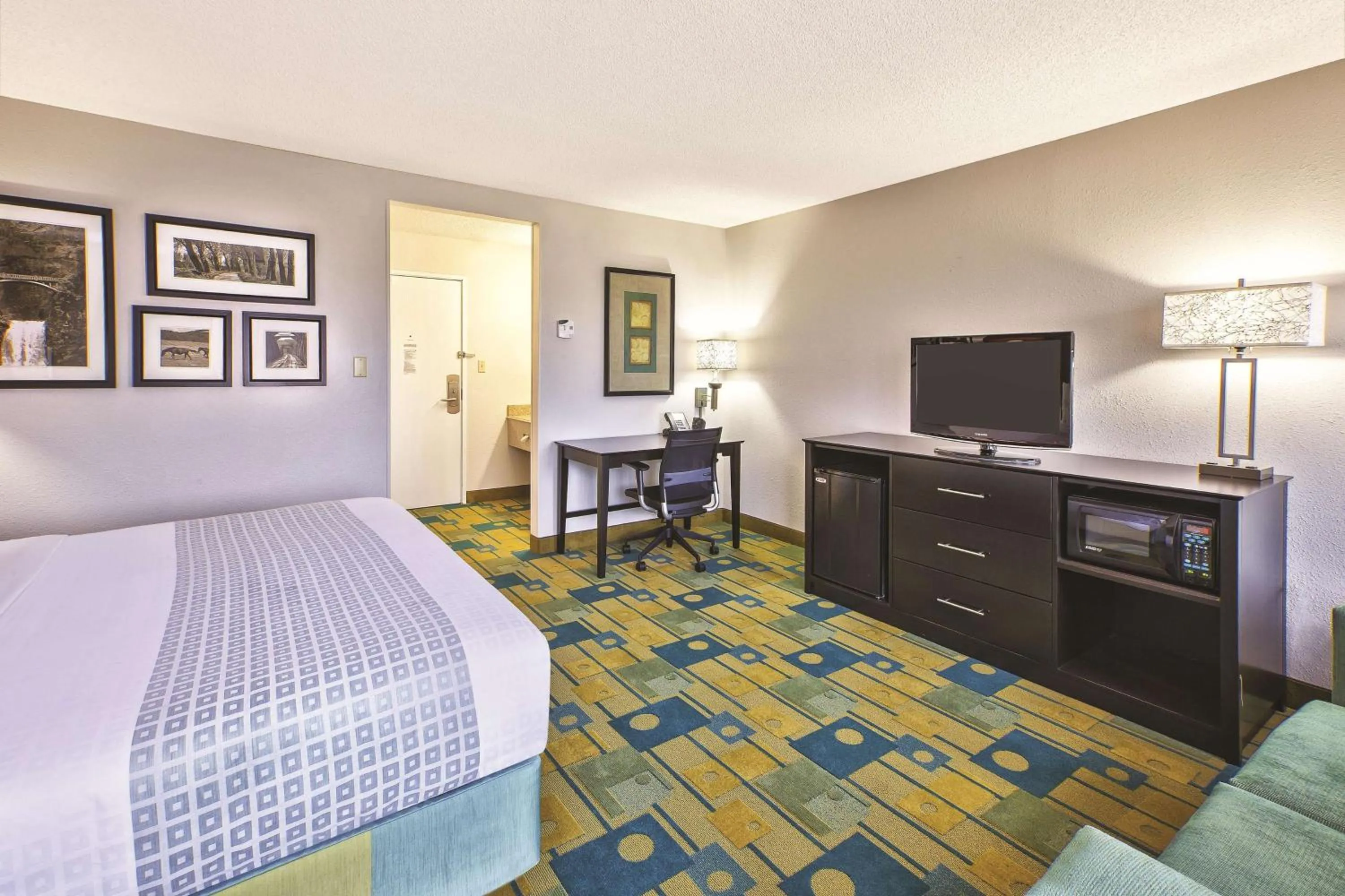 Photo of the whole room, Bed in La Quinta Inn by Wyndham Toledo Perrysburg