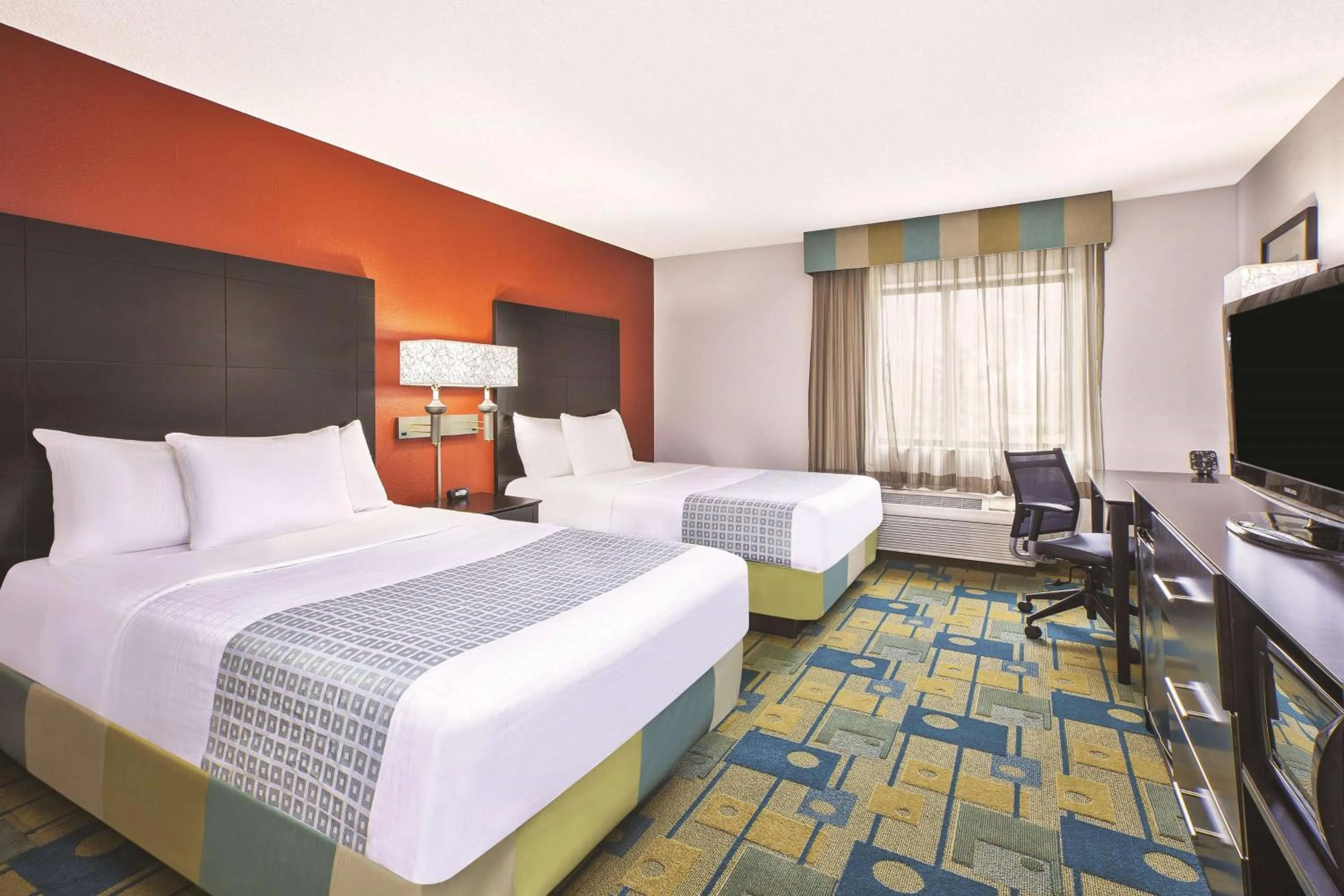 Photo of the whole room, Bed in La Quinta Inn by Wyndham Toledo Perrysburg