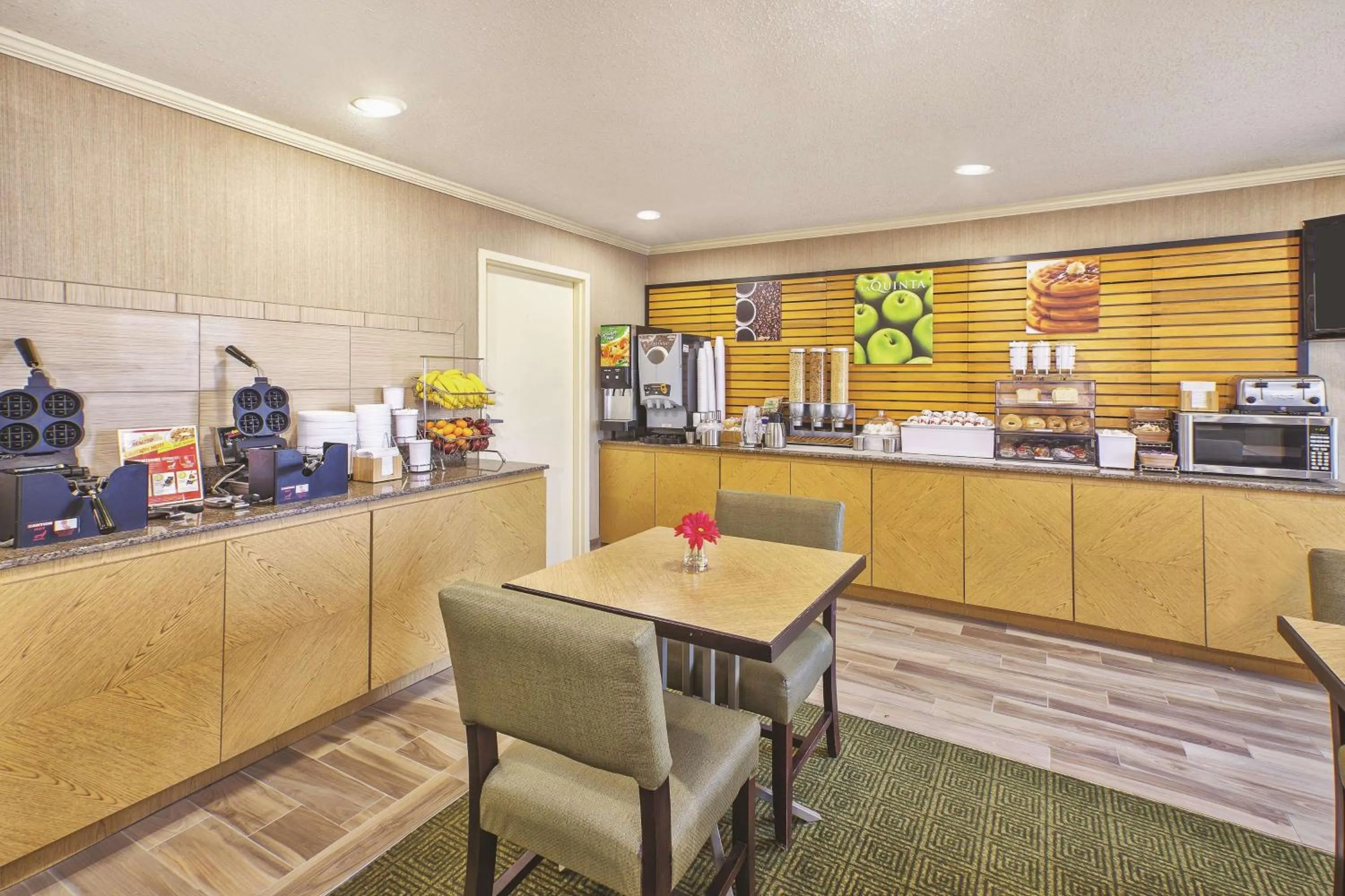 Restaurant/places to eat in La Quinta Inn by Wyndham Toledo Perrysburg