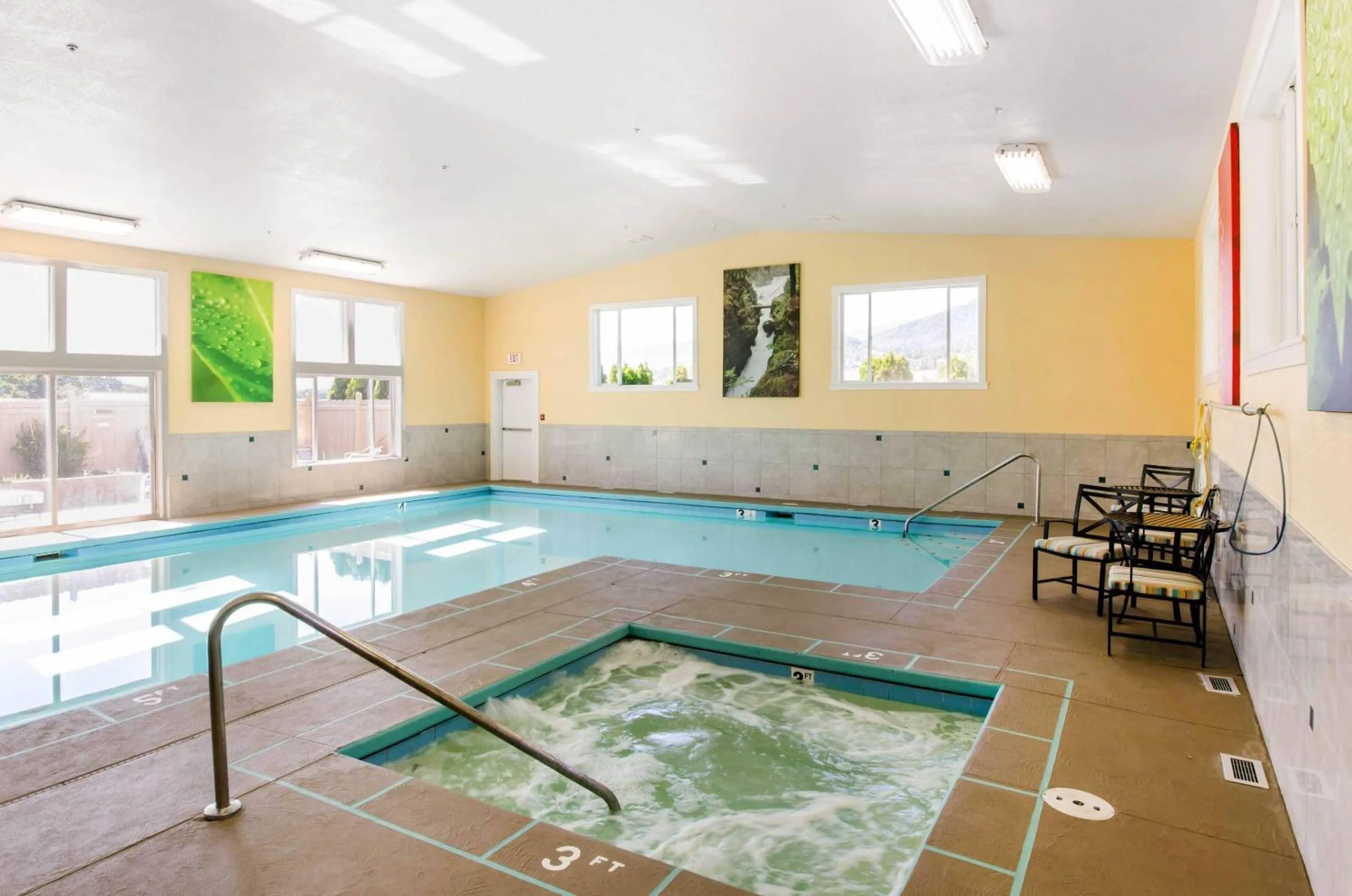 Swimming pool in Comfort Inn & Suites Ashland