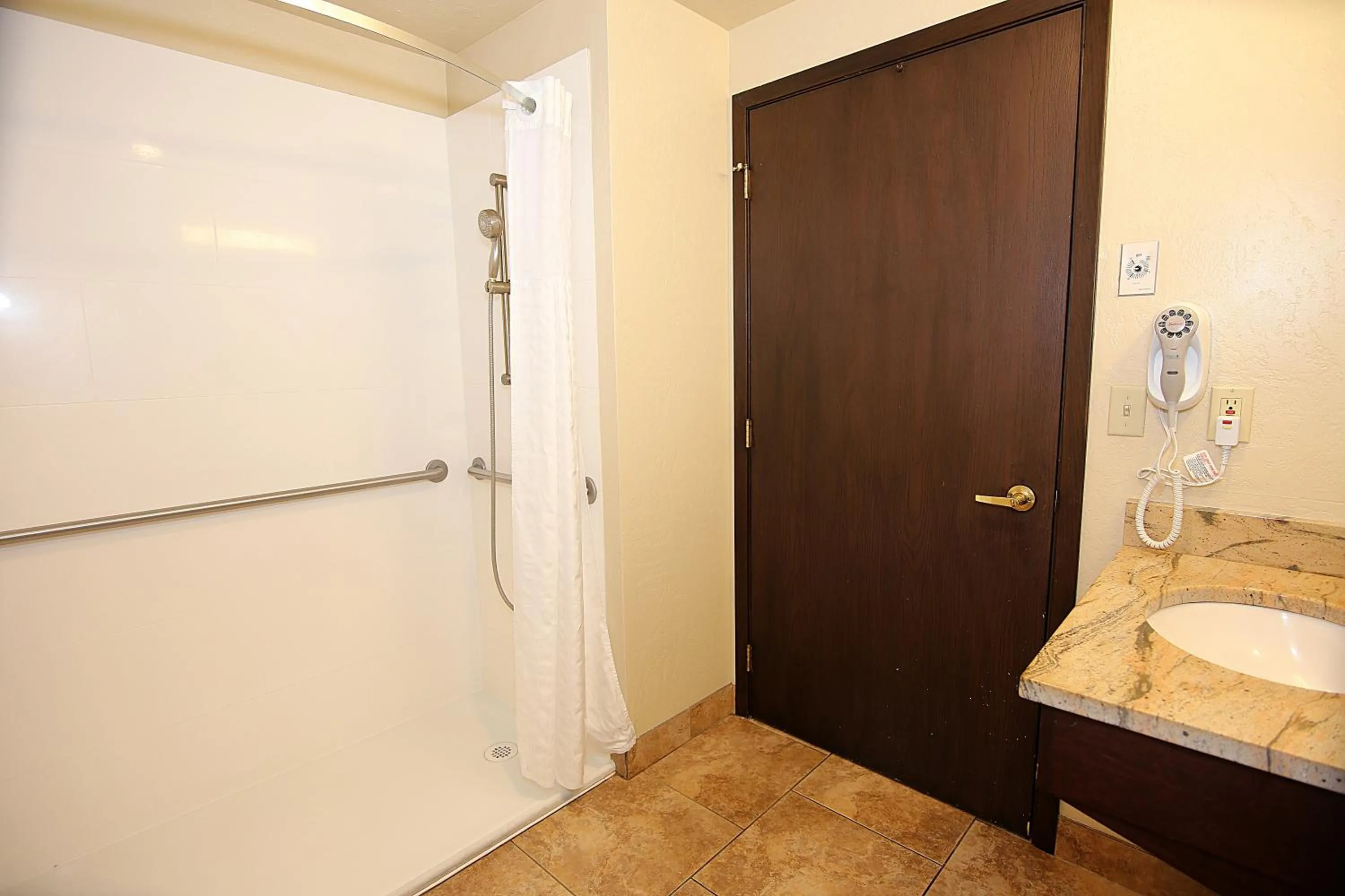 Bathroom, Bed in Comfort Inn & Suites Ashland