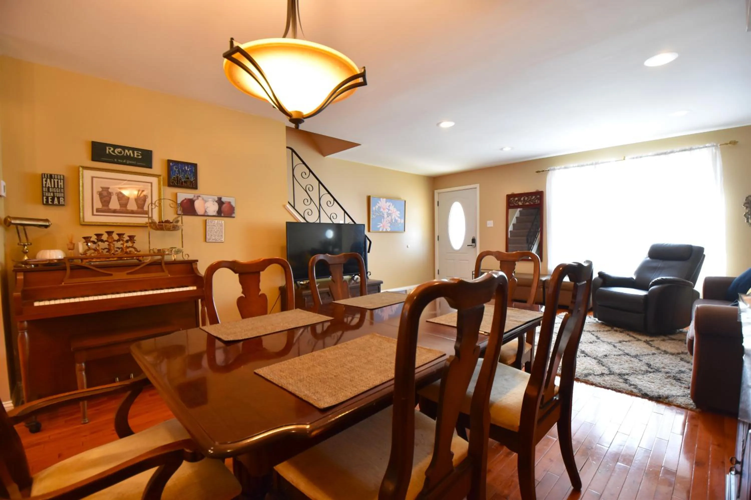 Communal lounge/ TV room in Tuscany 2900 - Classic Italian Style 3BR w Parking near Airport