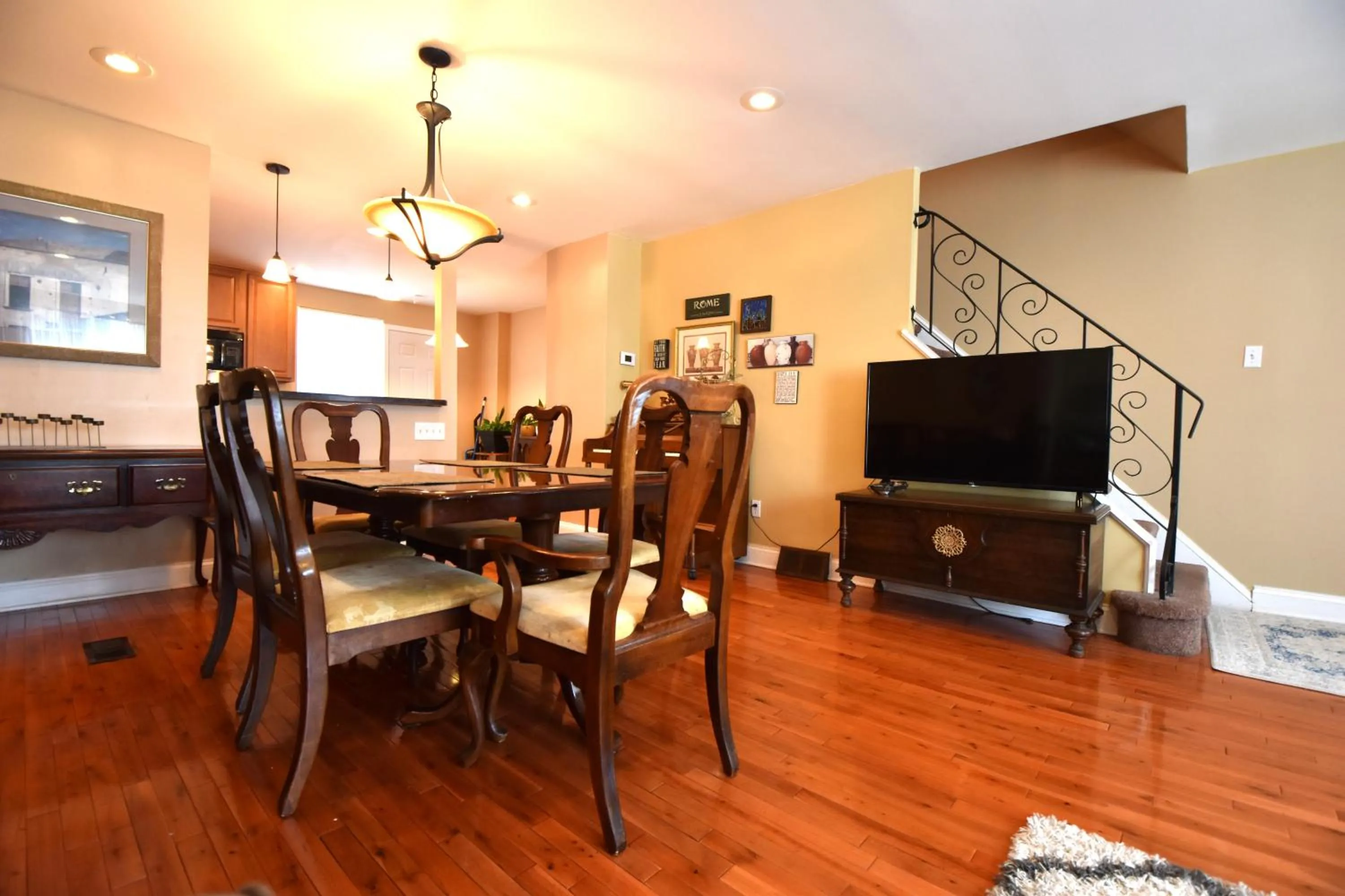 Dining area in Tuscany 2900 - Classic Italian Style 3BR w Parking near Airport