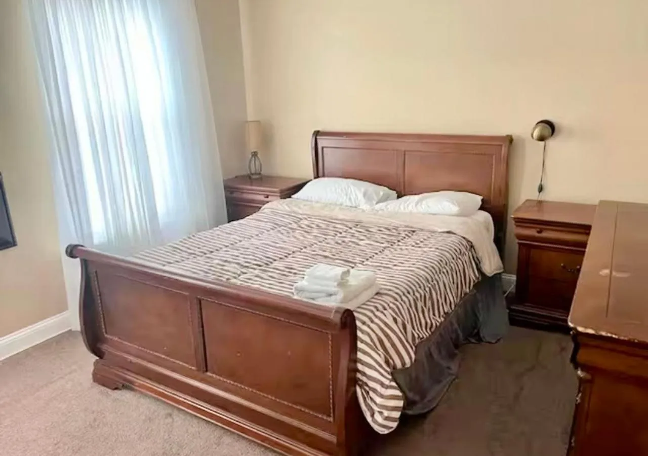 Bed in Tuscany 2900 - Classic Italian Style 3BR w Parking near Airport