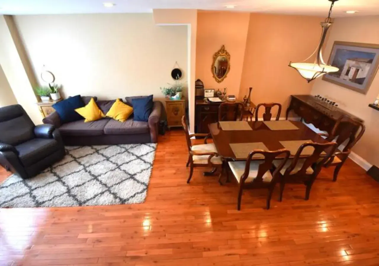 Tuscany 2900 - Classic Italian Style 3BR w Parking near Airport Tuscany 2900 - Classic Italian Style 3BR w Parking near Airport