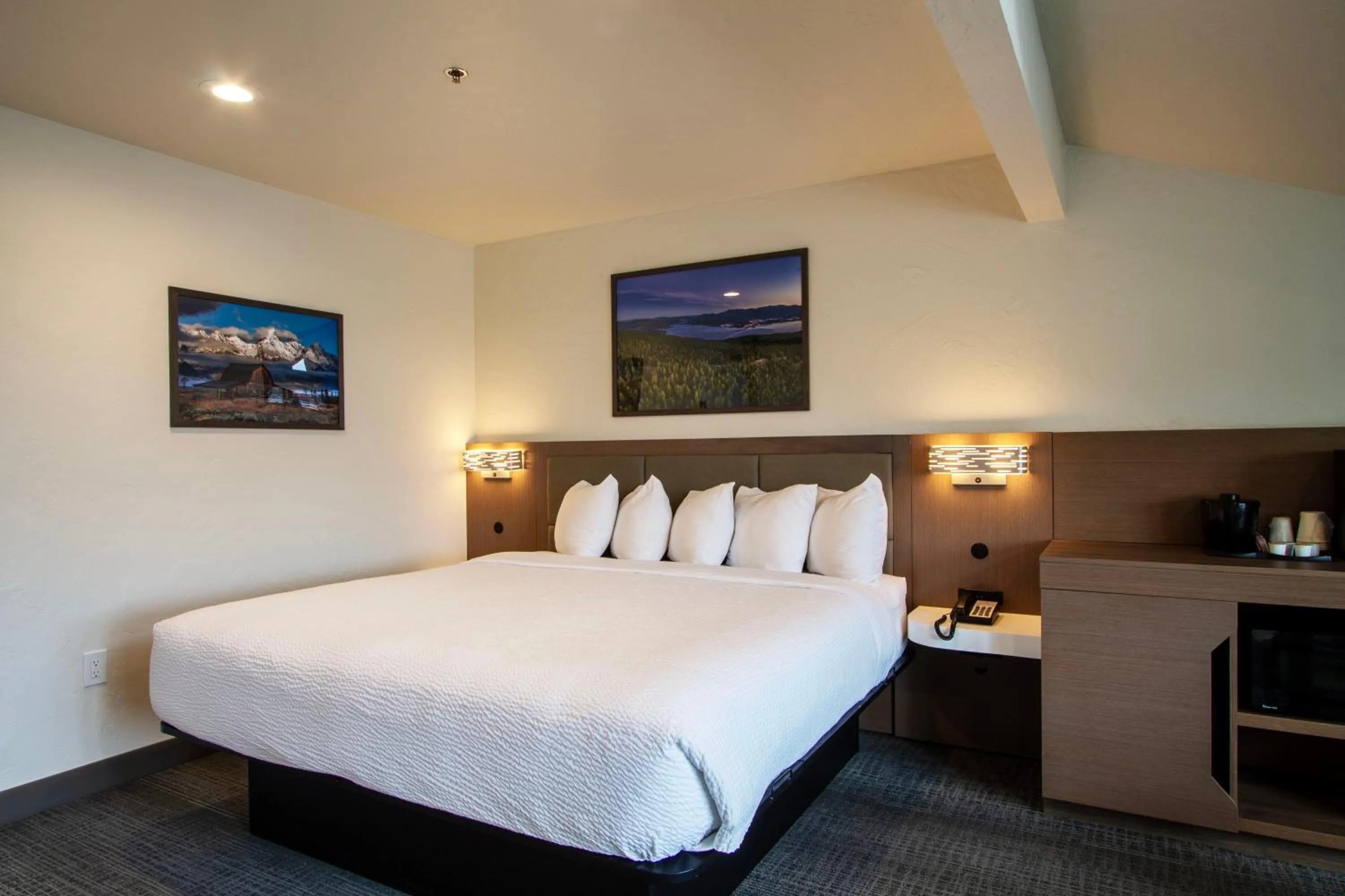 Bed in Cedar Street Hotel & Suites