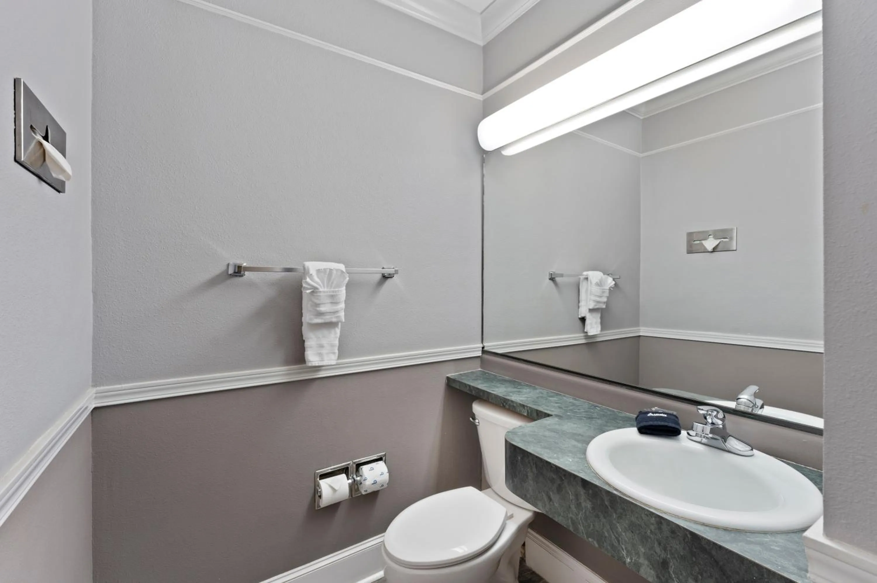 Cedar Street Hotel & Suites