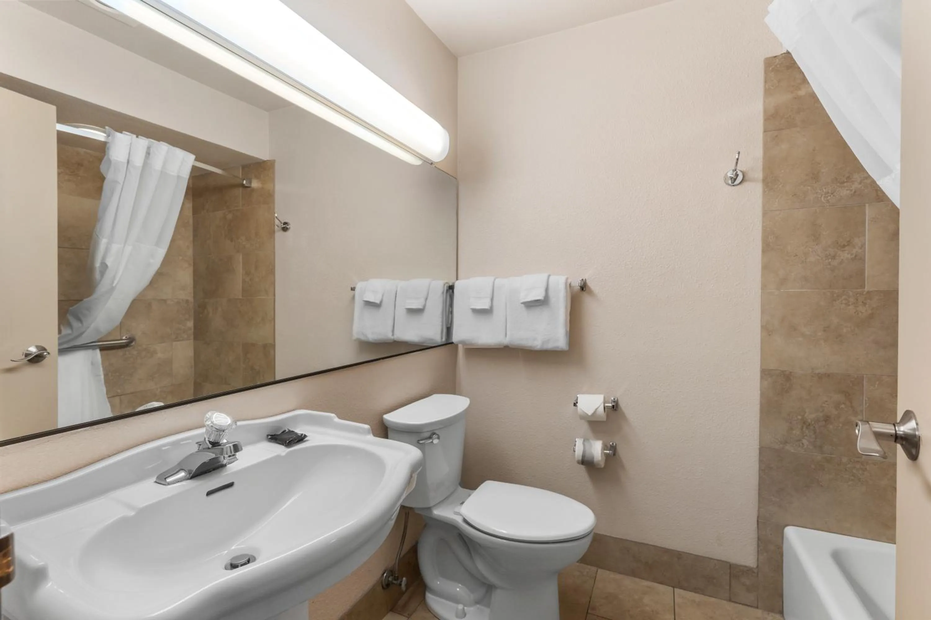 Cedar Street Hotel & Suites