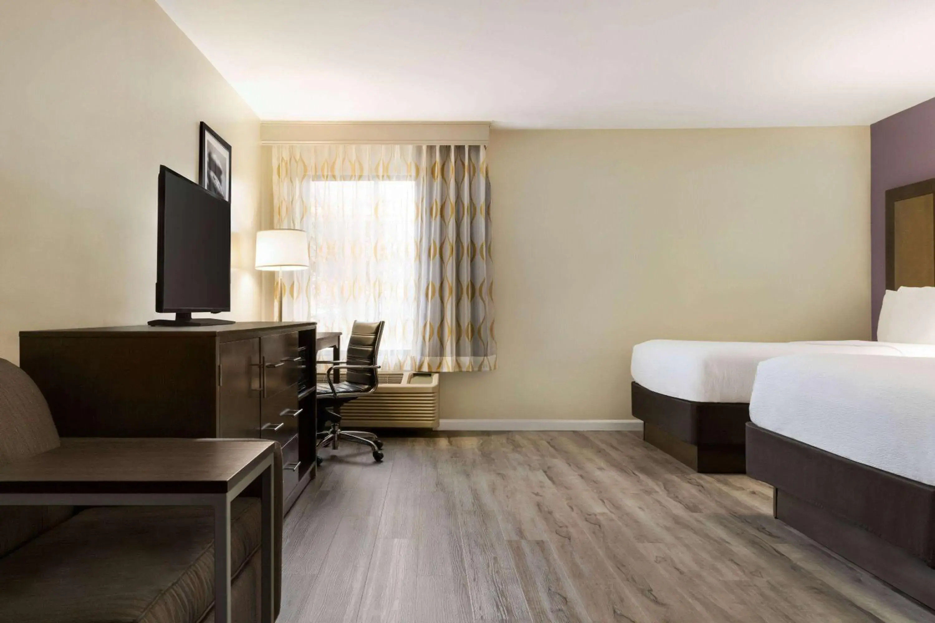 Deluxe Double Room with Sofa Bed in La Quinta Inn by Wyndham Waldorf Deluxe Double Room with Sofa Bed in La Quinta Inn by Wyndham Waldorf