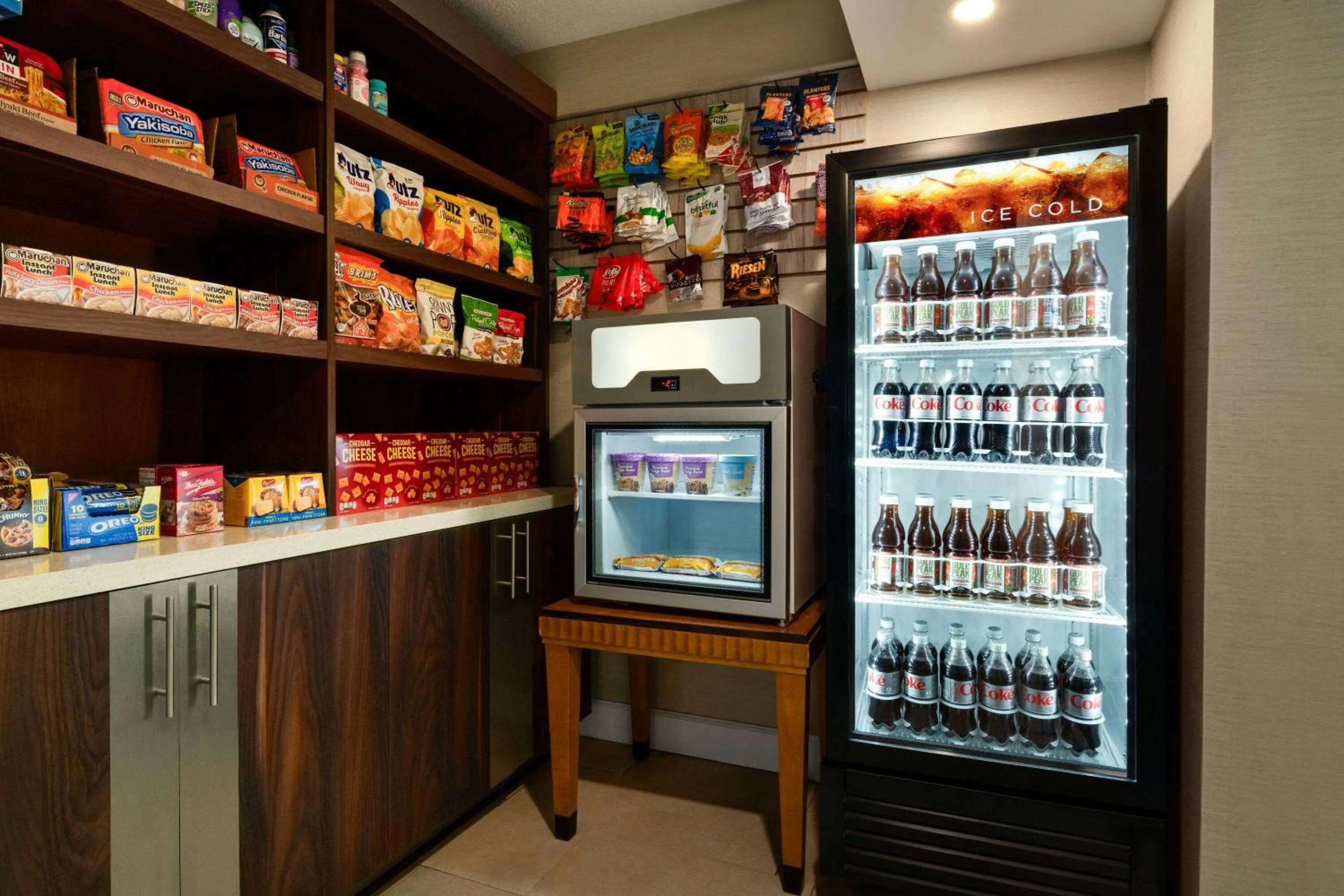 Food and drinks in La Quinta Inn by Wyndham Waldorf