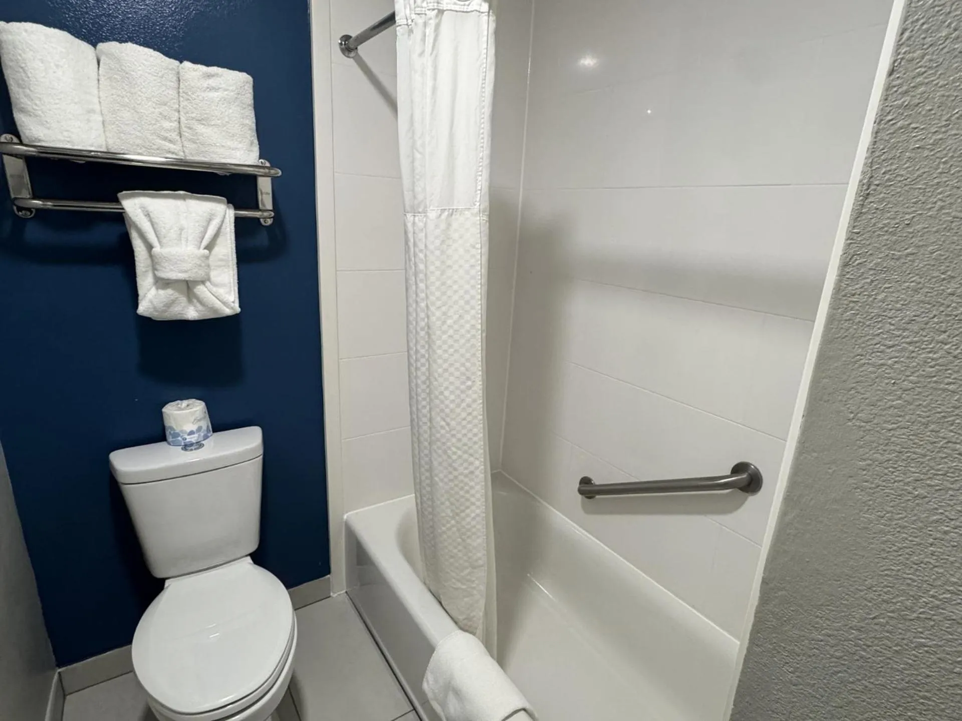 Bathroom in La Quinta Inn by Wyndham Auburn Worcester