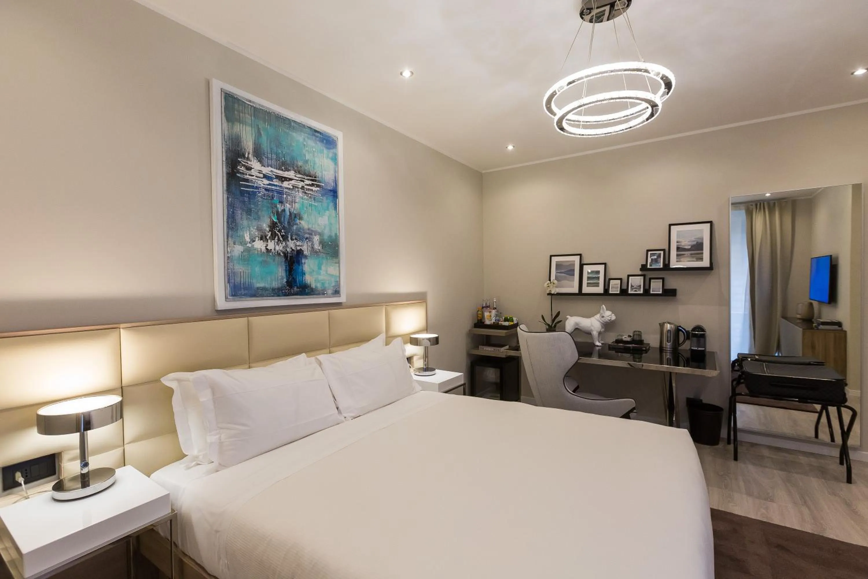 Photo of the whole room, Bed in Clementi Portrait