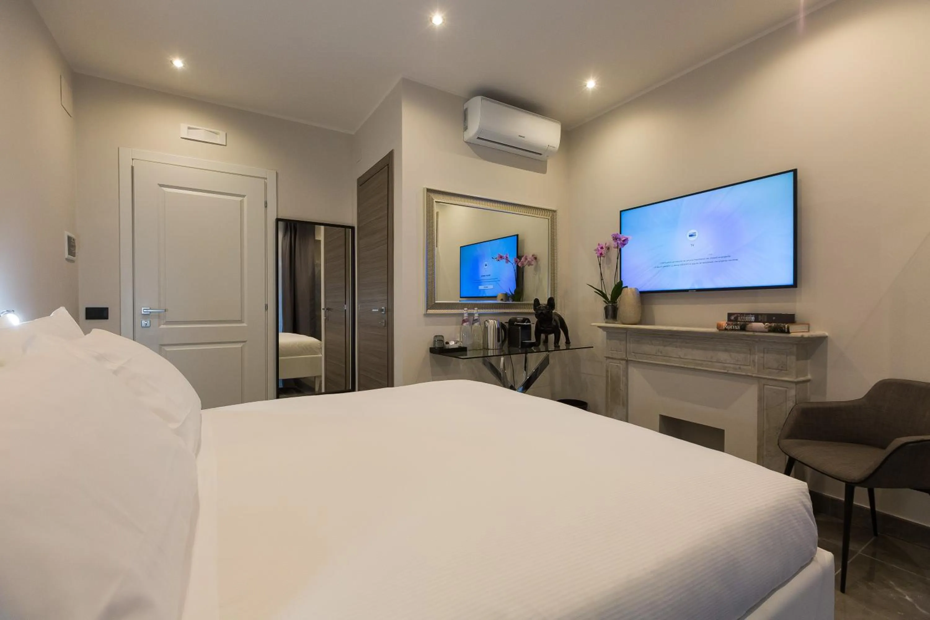 Photo of the whole room, Bed in Clementi Portrait