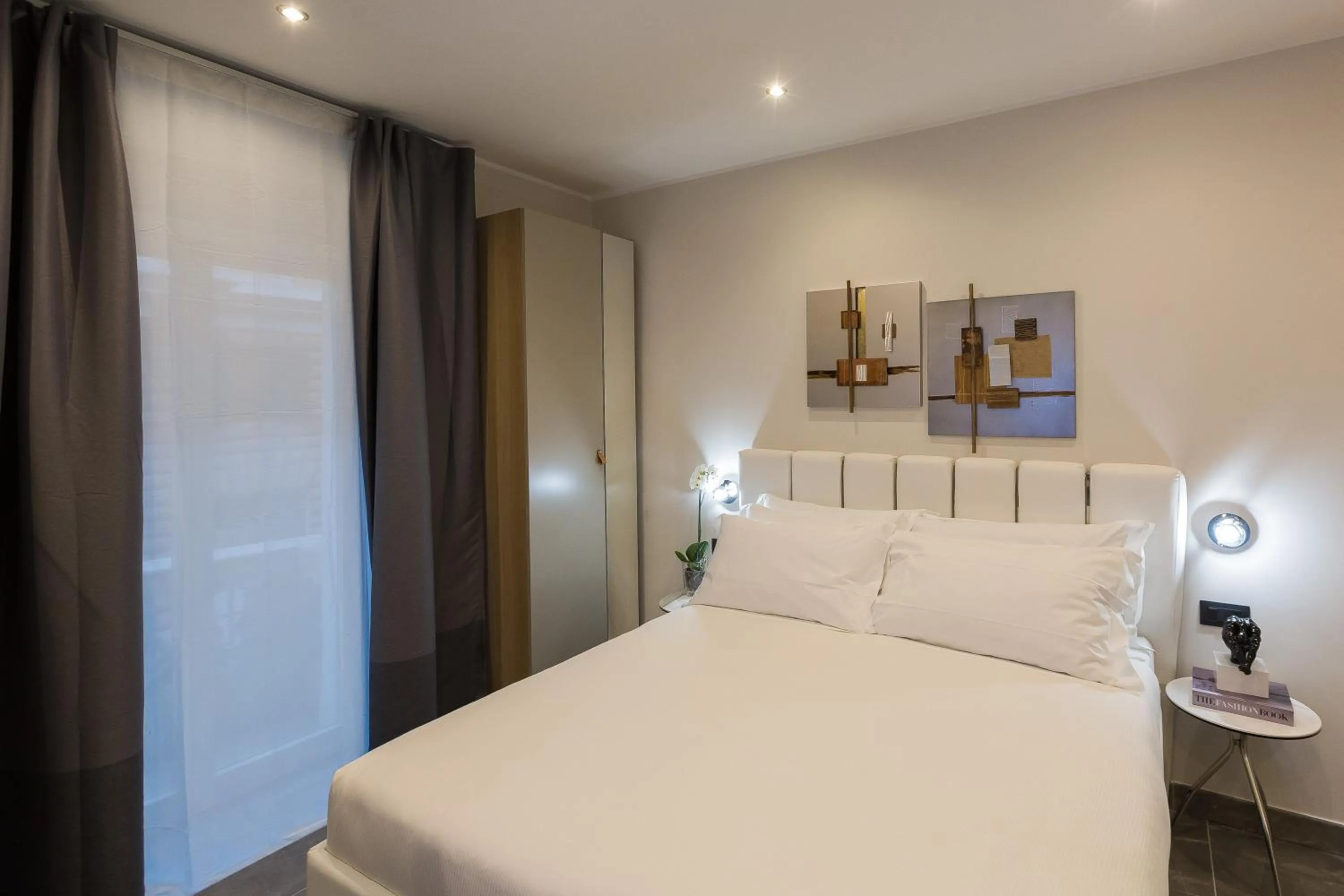 Photo of the whole room, Bed in Clementi Portrait