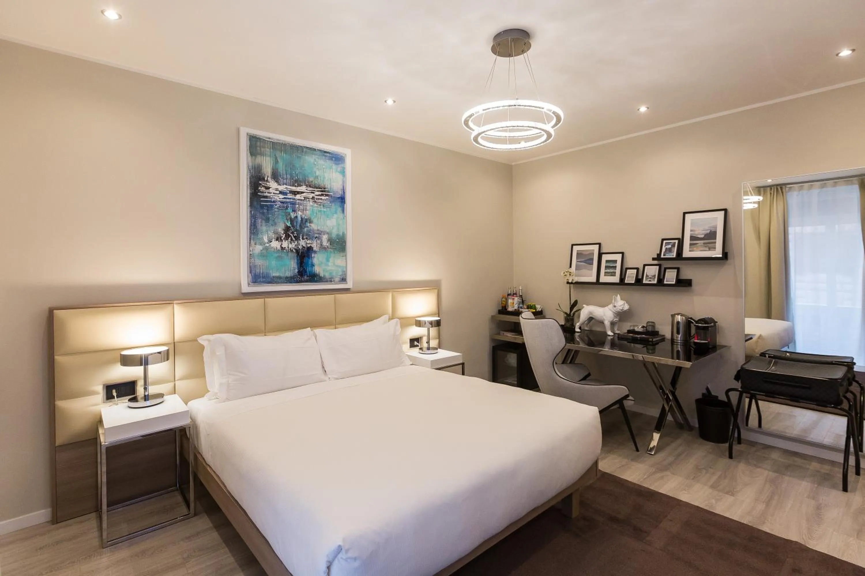 Photo of the whole room, Bed in Clementi Portrait