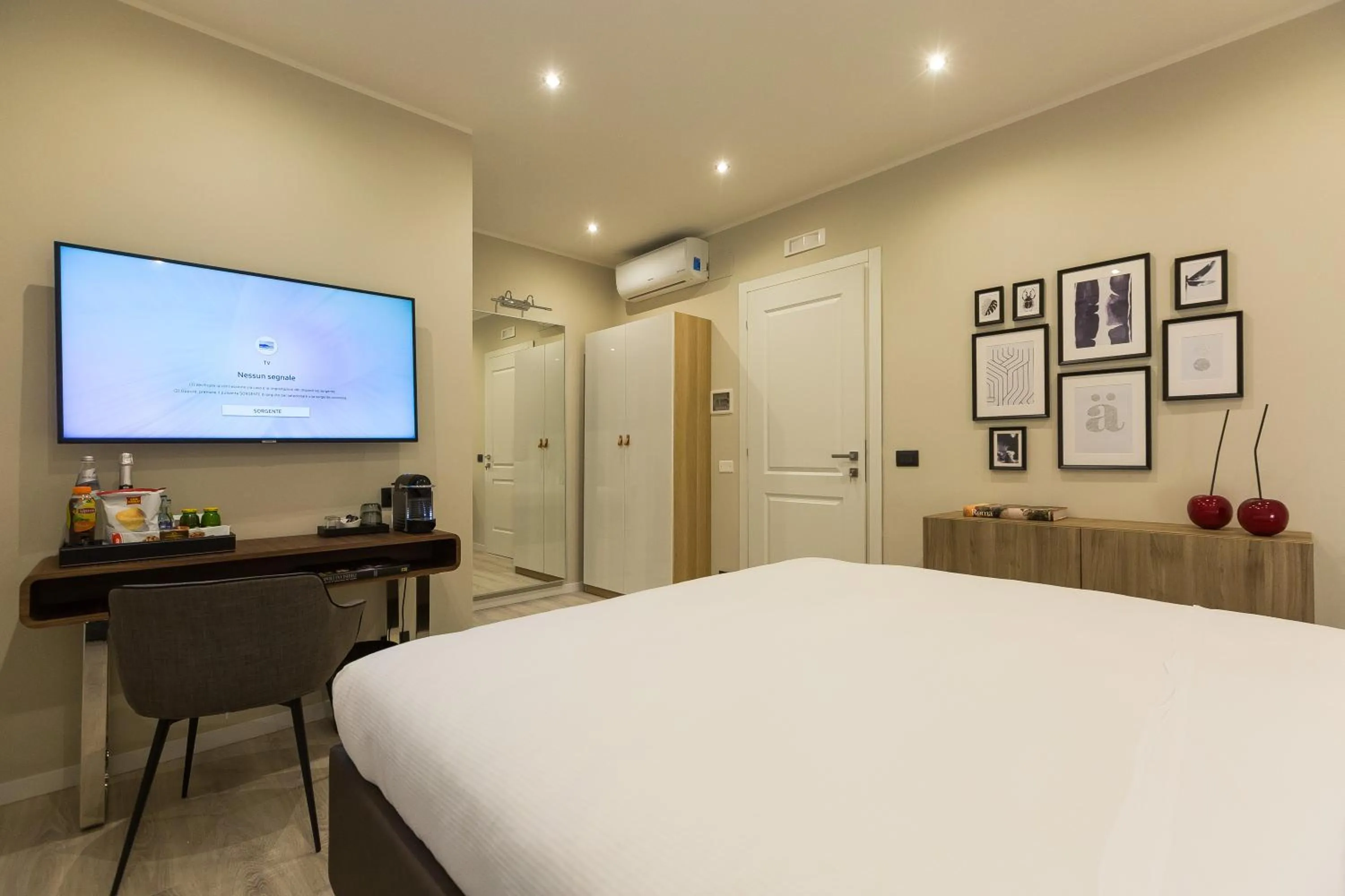 Bedroom, Bed in Clementi Portrait