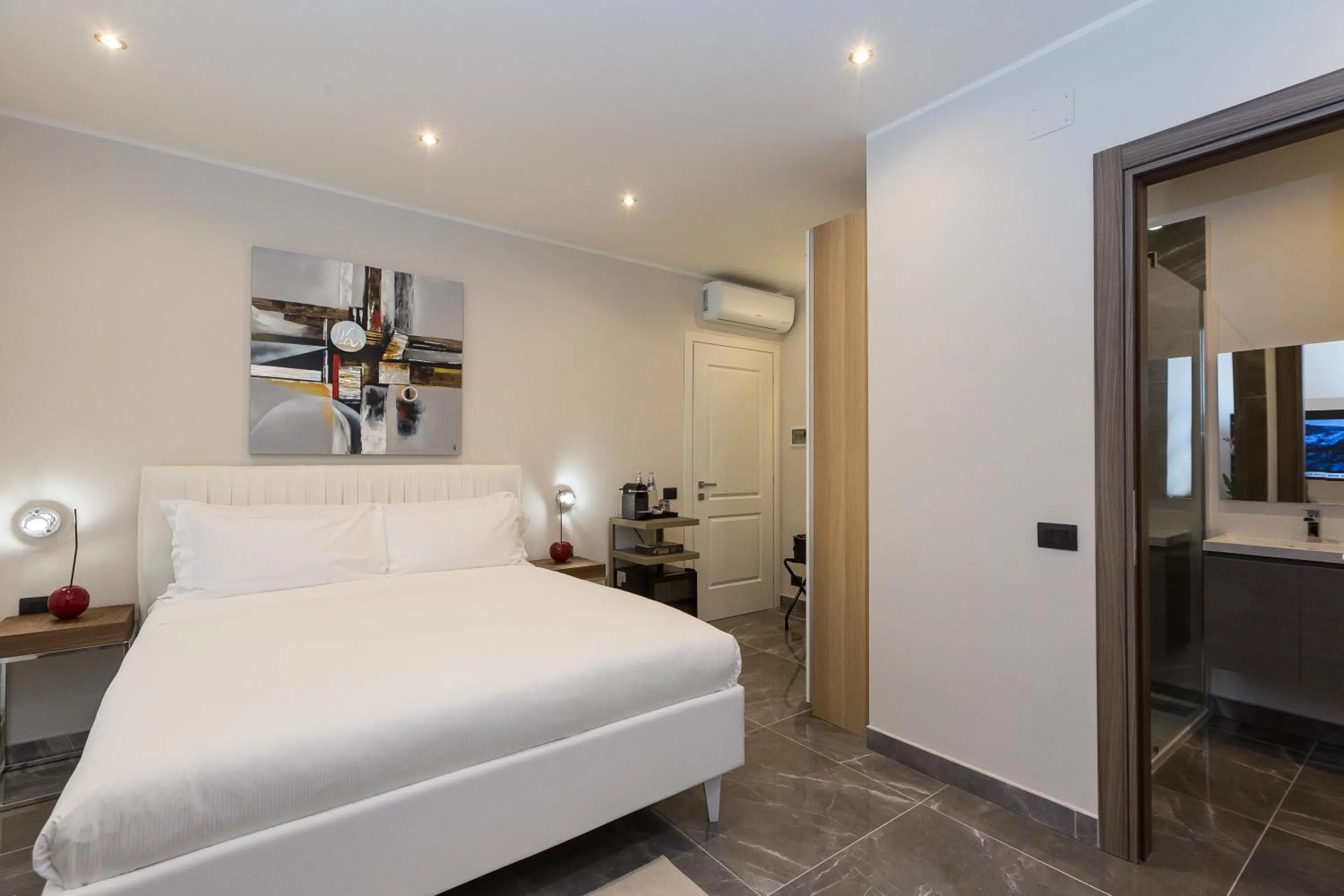 Photo of the whole room, Bed in Clementi Portrait