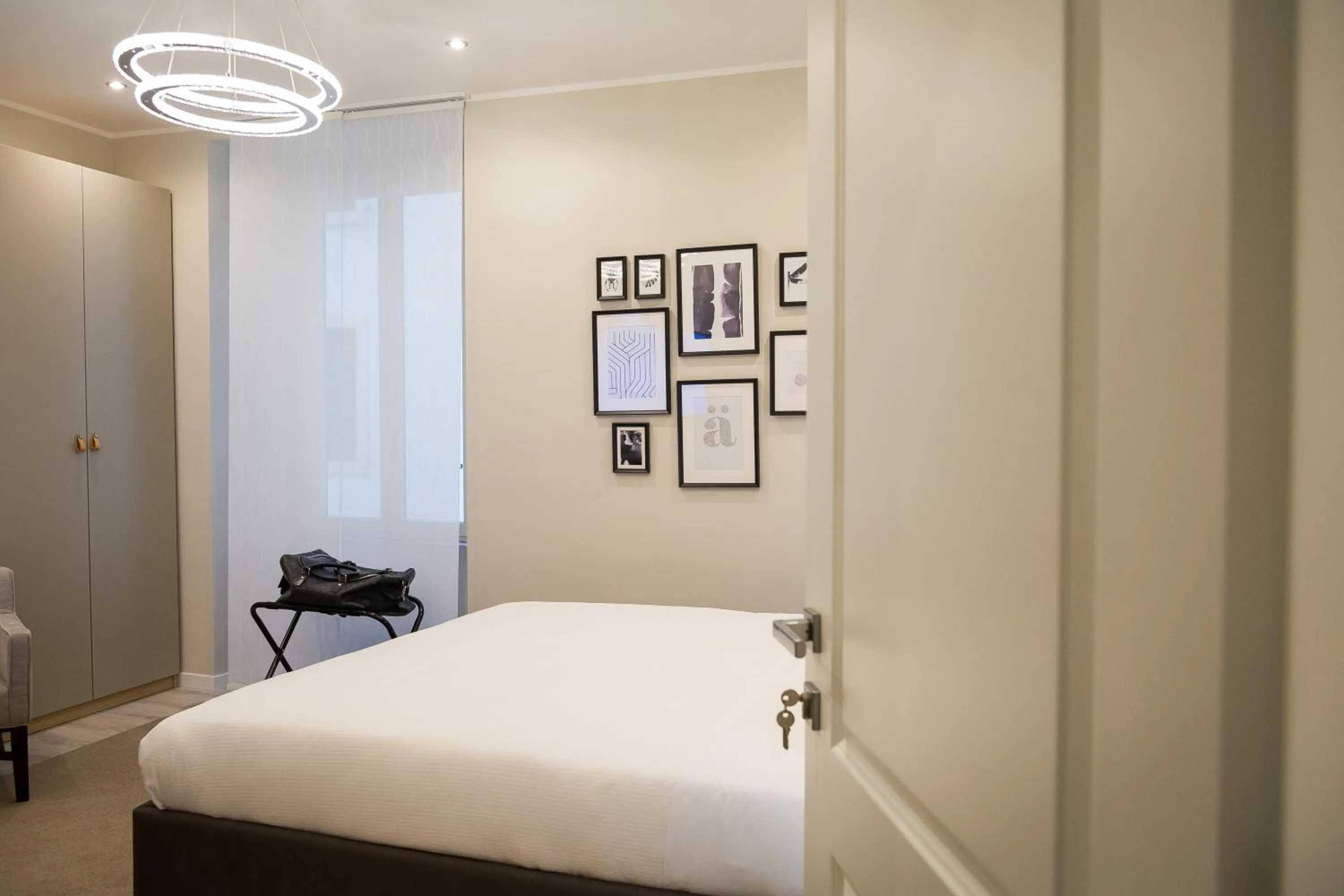 Photo of the whole room, Bed in Clementi Portrait