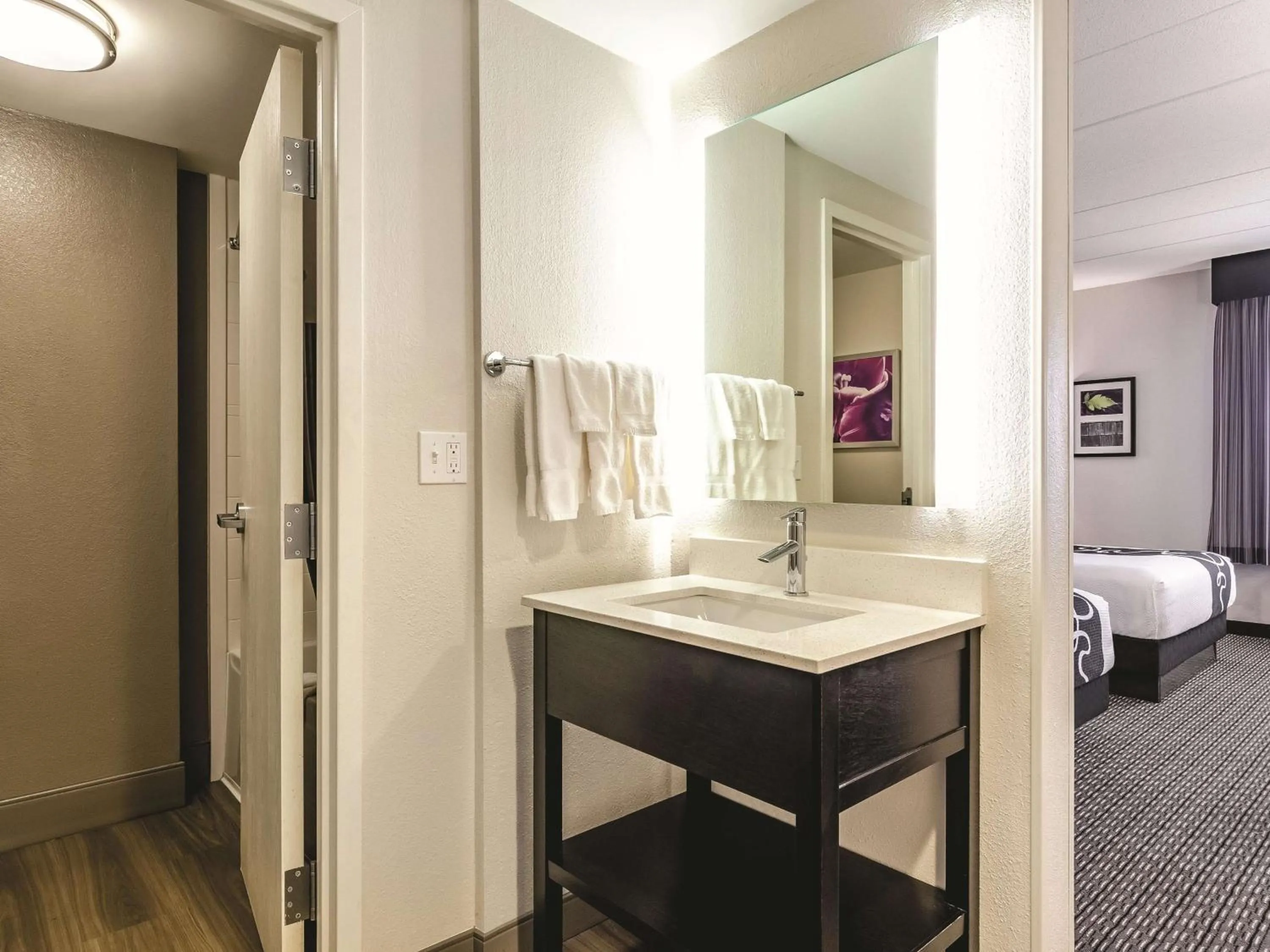 Photo of the whole room, Bed in La Quinta by Wyndham Warwick Providence Airport