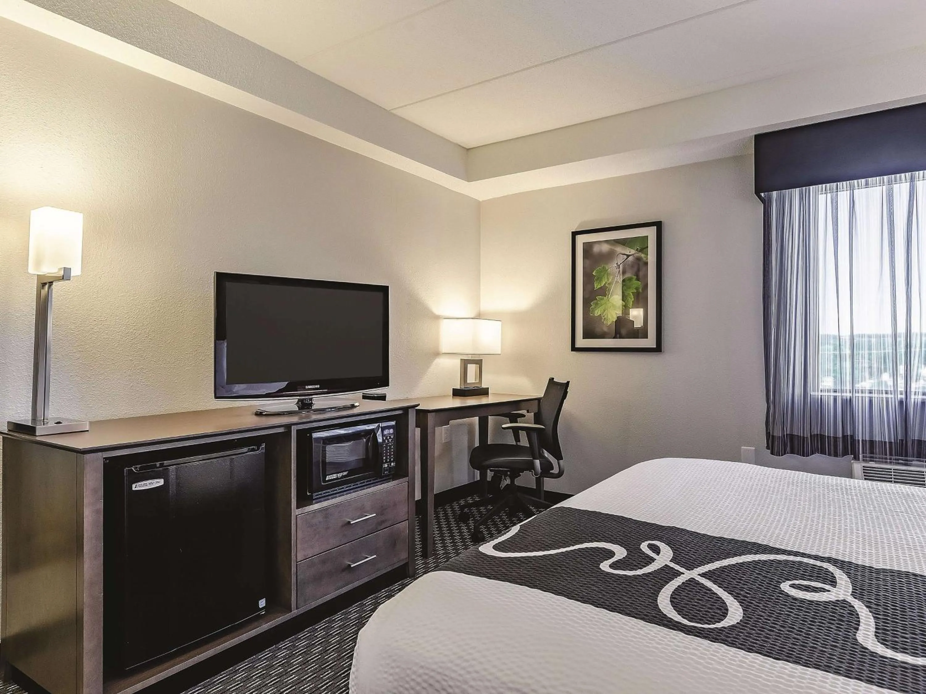 Photo of the whole room, Bed in La Quinta by Wyndham Warwick Providence Airport