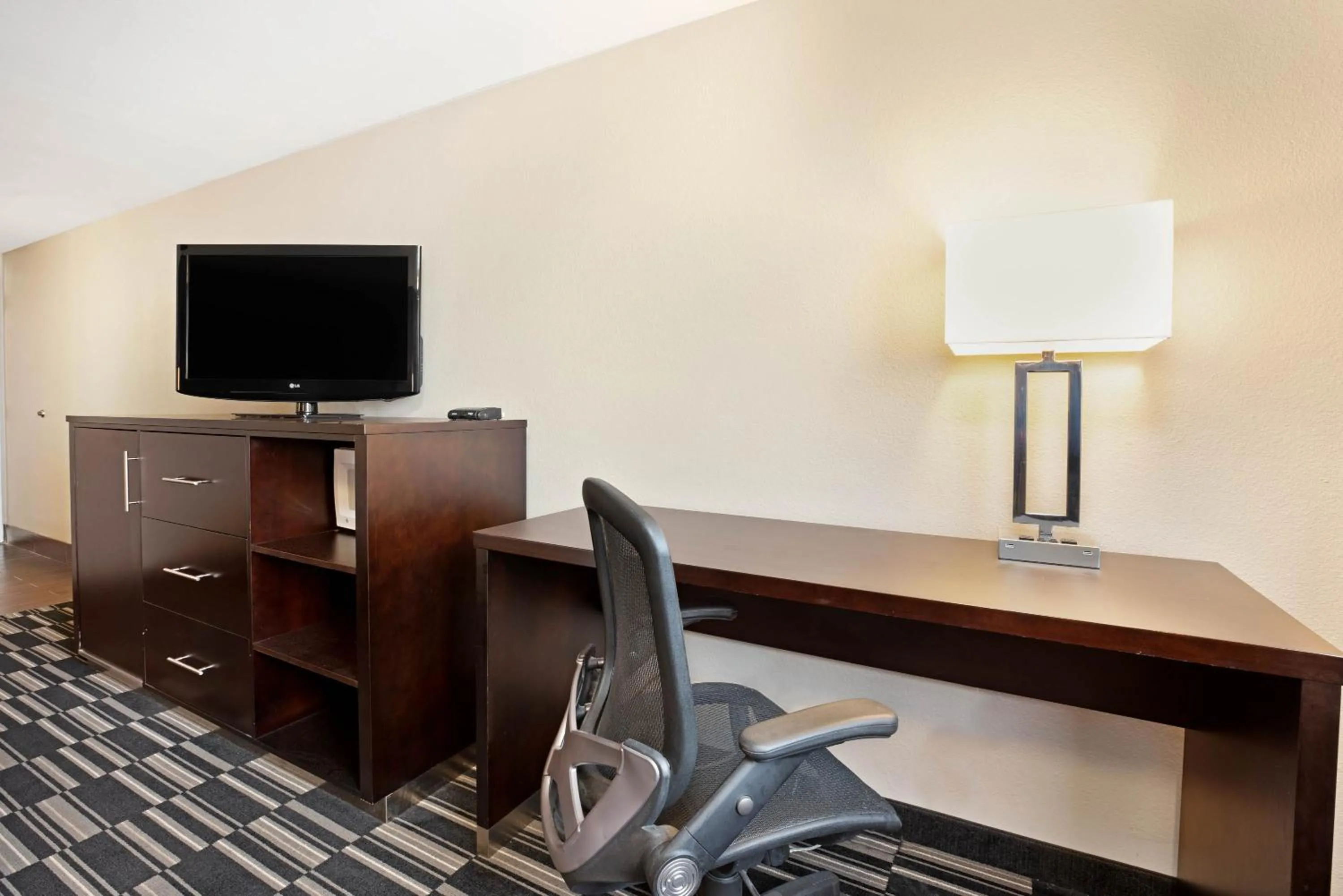 TV and multimedia in La Quinta Inn by Wyndham Caldwell