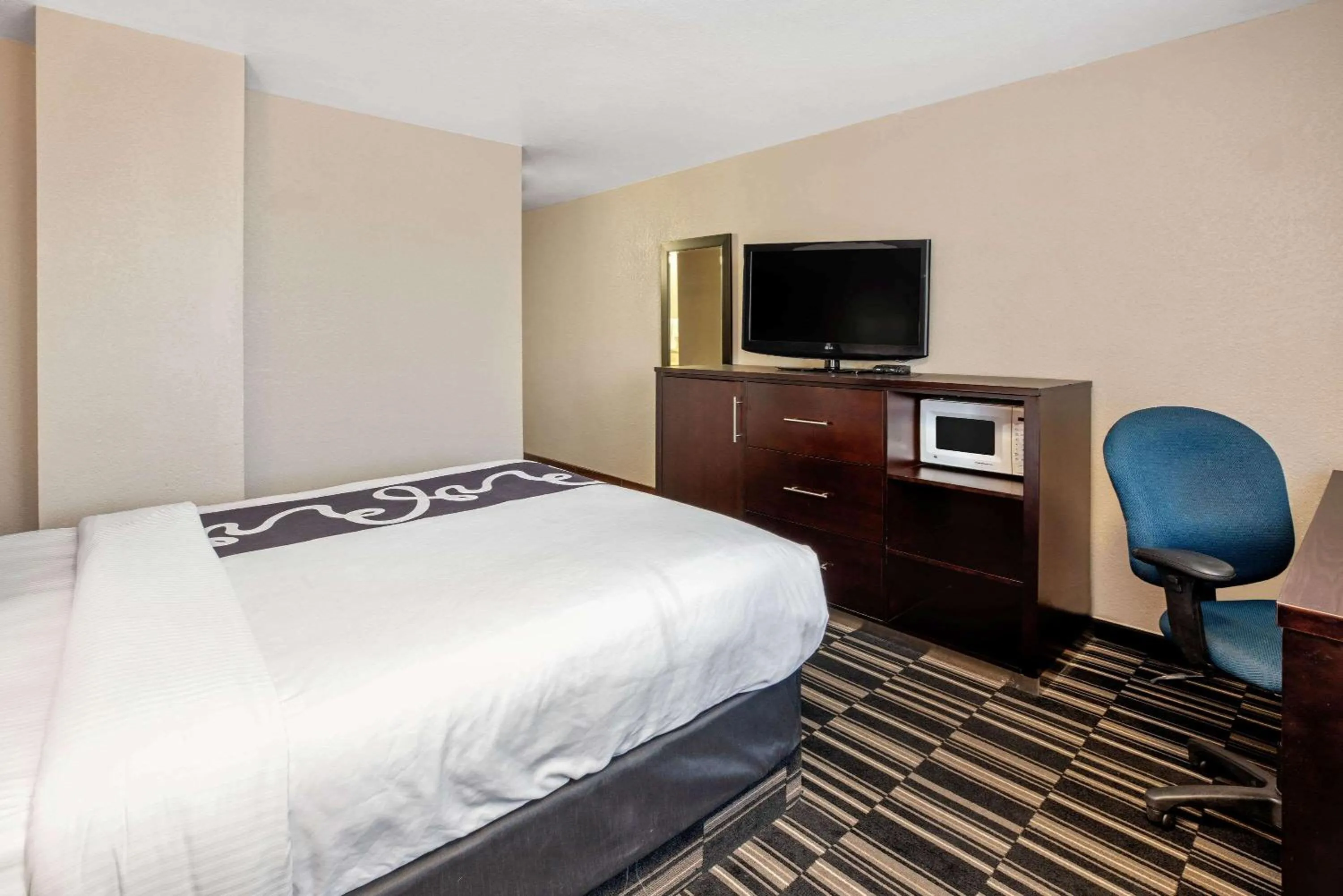 Photo of the whole room, Bed in La Quinta Inn by Wyndham Caldwell