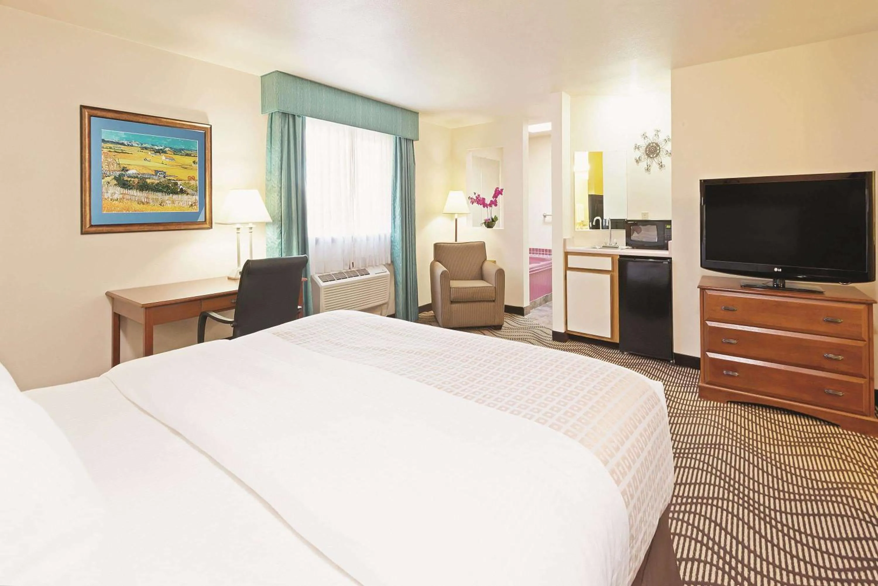 Photo of the whole room, Bed in La Quinta Inn by Wyndham Caldwell