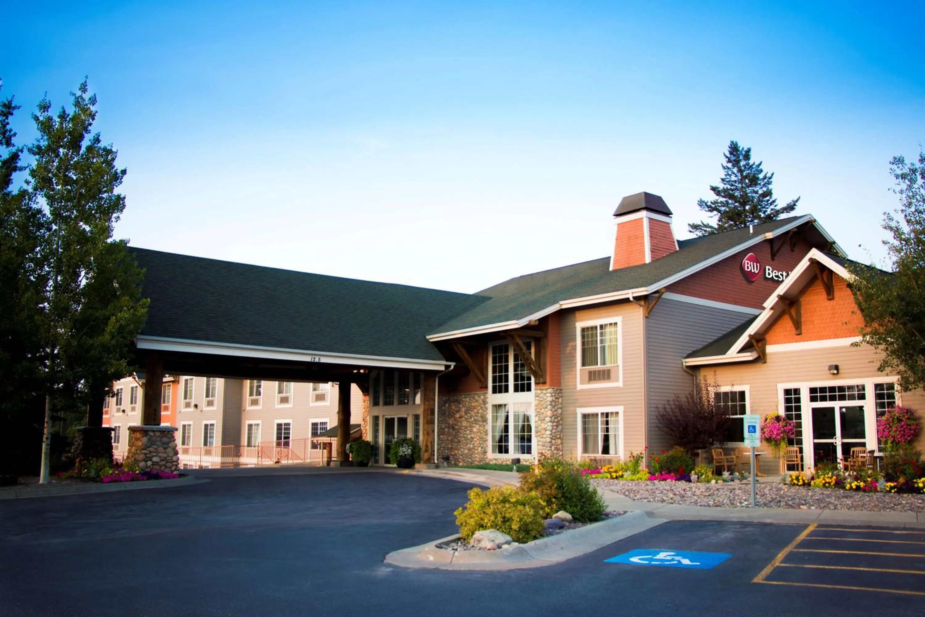 Property building in Best Western Plus Kalispell/Glacier Park West Hotel & Suites