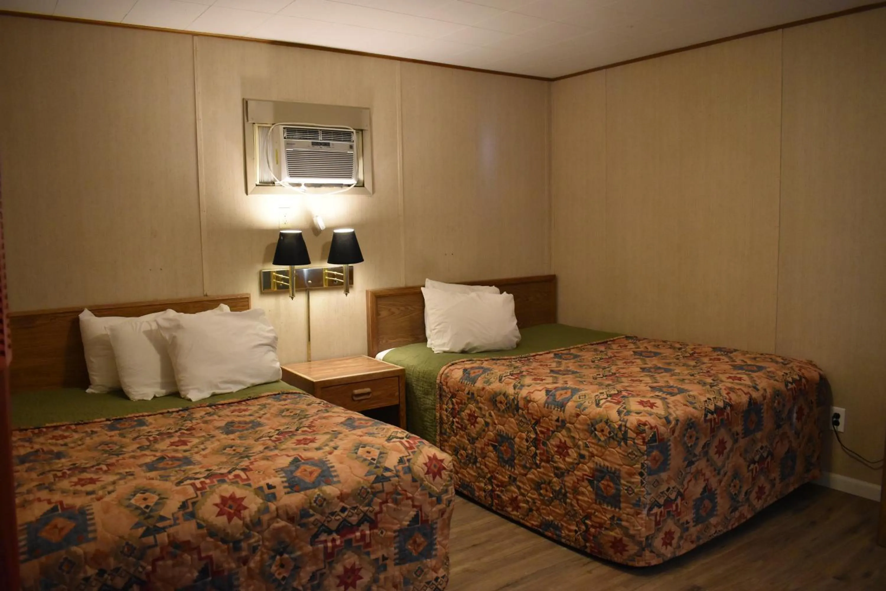 Bedroom, Bed in Big Bear Motel