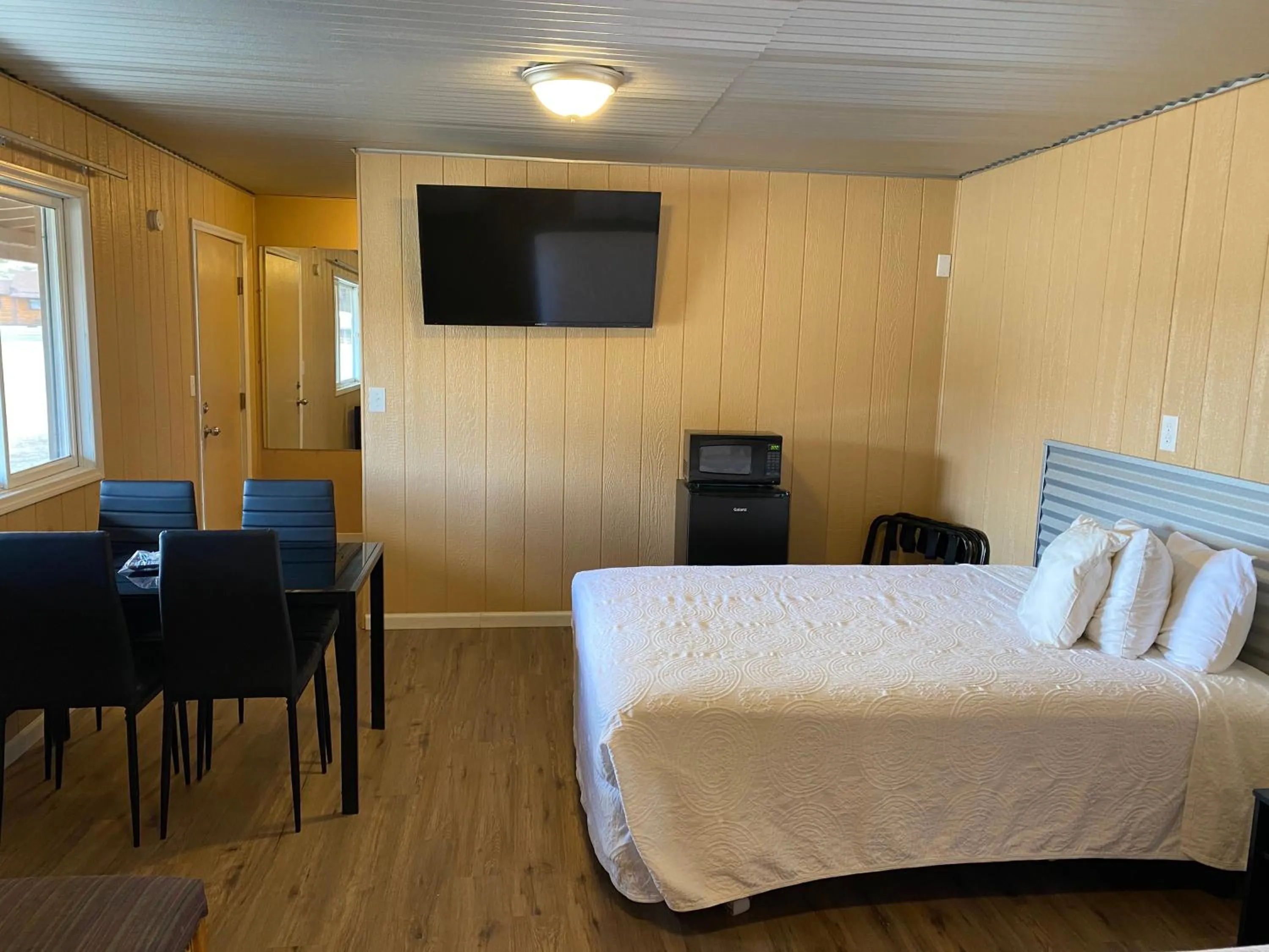 Bedroom, Bed in Big Bear Motel