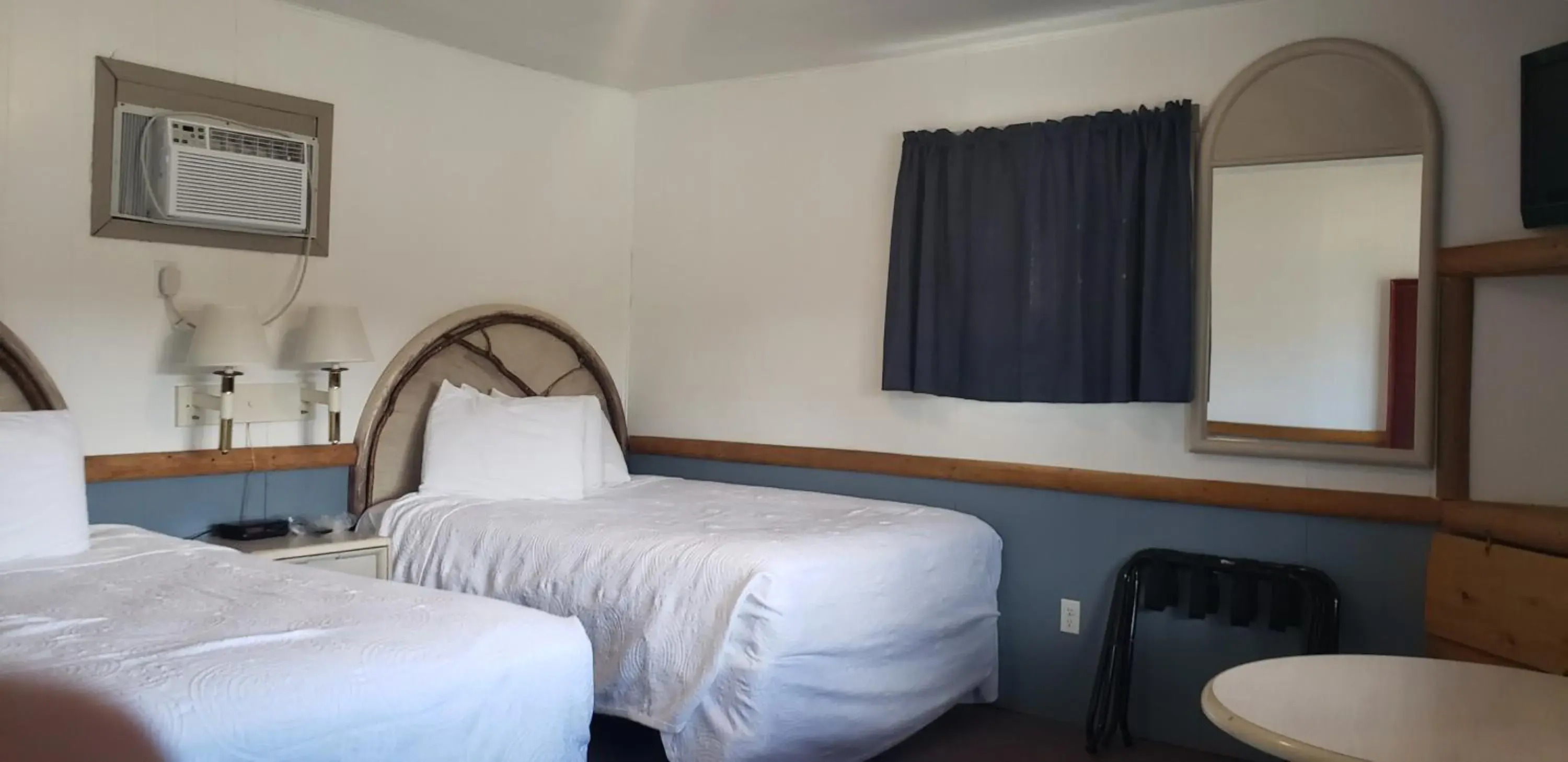 Queen and Double Room - NOT Pet Friendly in Big Bear Motel Queen and Double Room - NOT Pet Friendly in Big Bear Motel