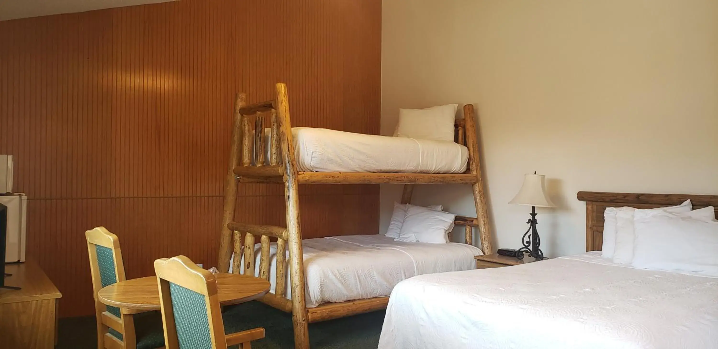 Deluxe Triple Room - NOT Pet Friendly in Big Bear Motel Deluxe Triple Room - NOT Pet Friendly in Big Bear Motel