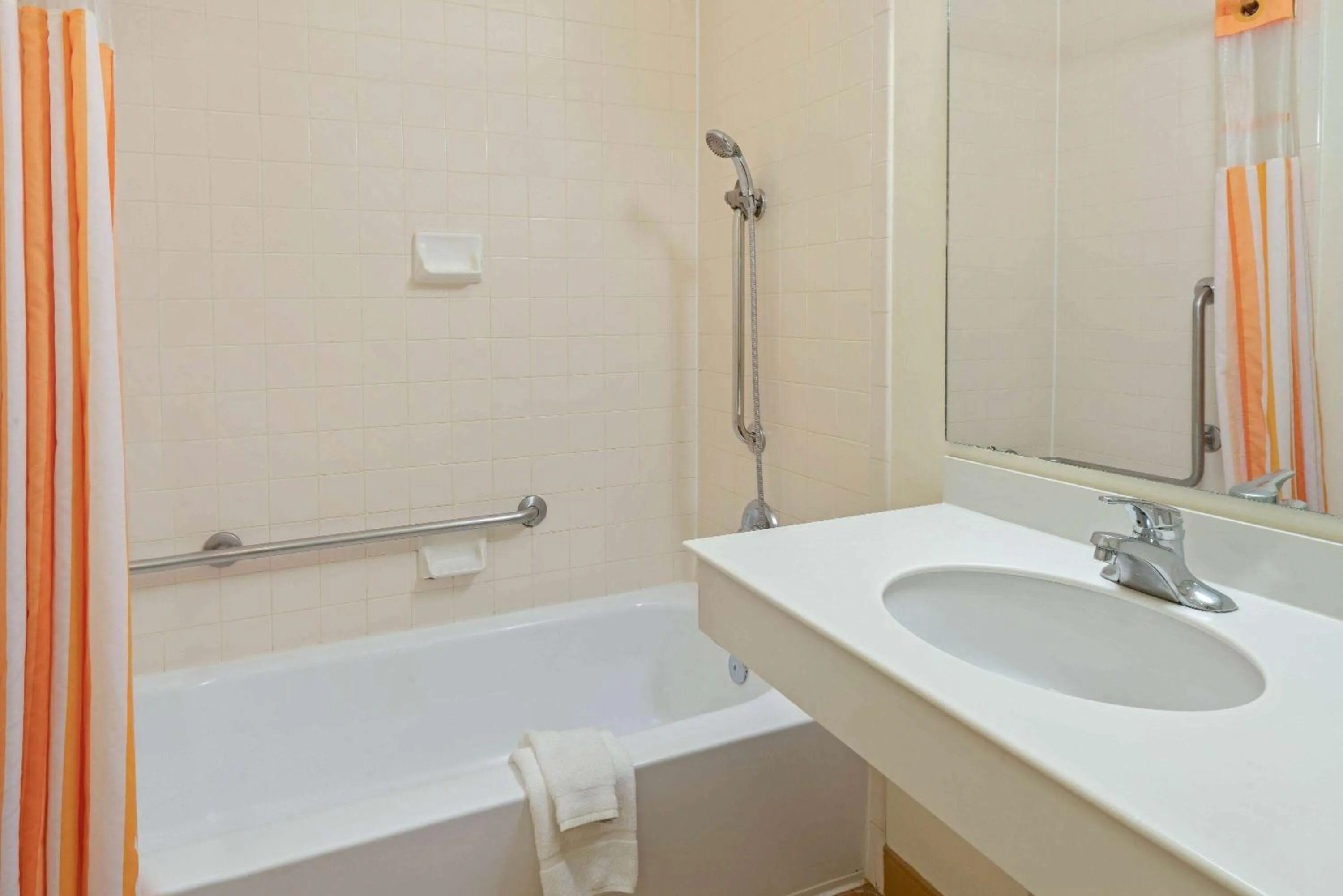 Bathroom in La Quinta by Wyndham Salt Lake City - Layton