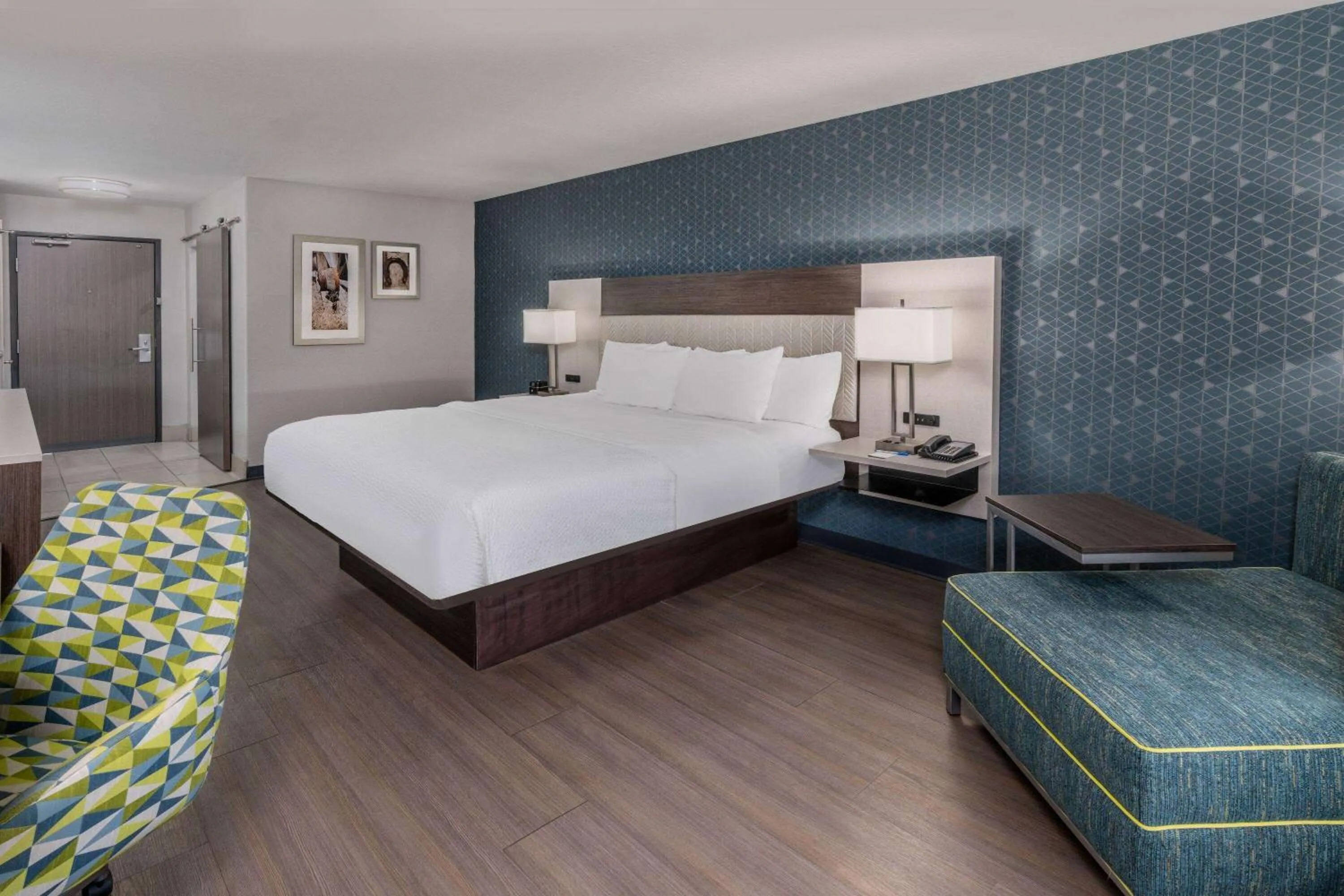 Photo of the whole room, Bed in La Quinta by Wyndham Santa Rosa