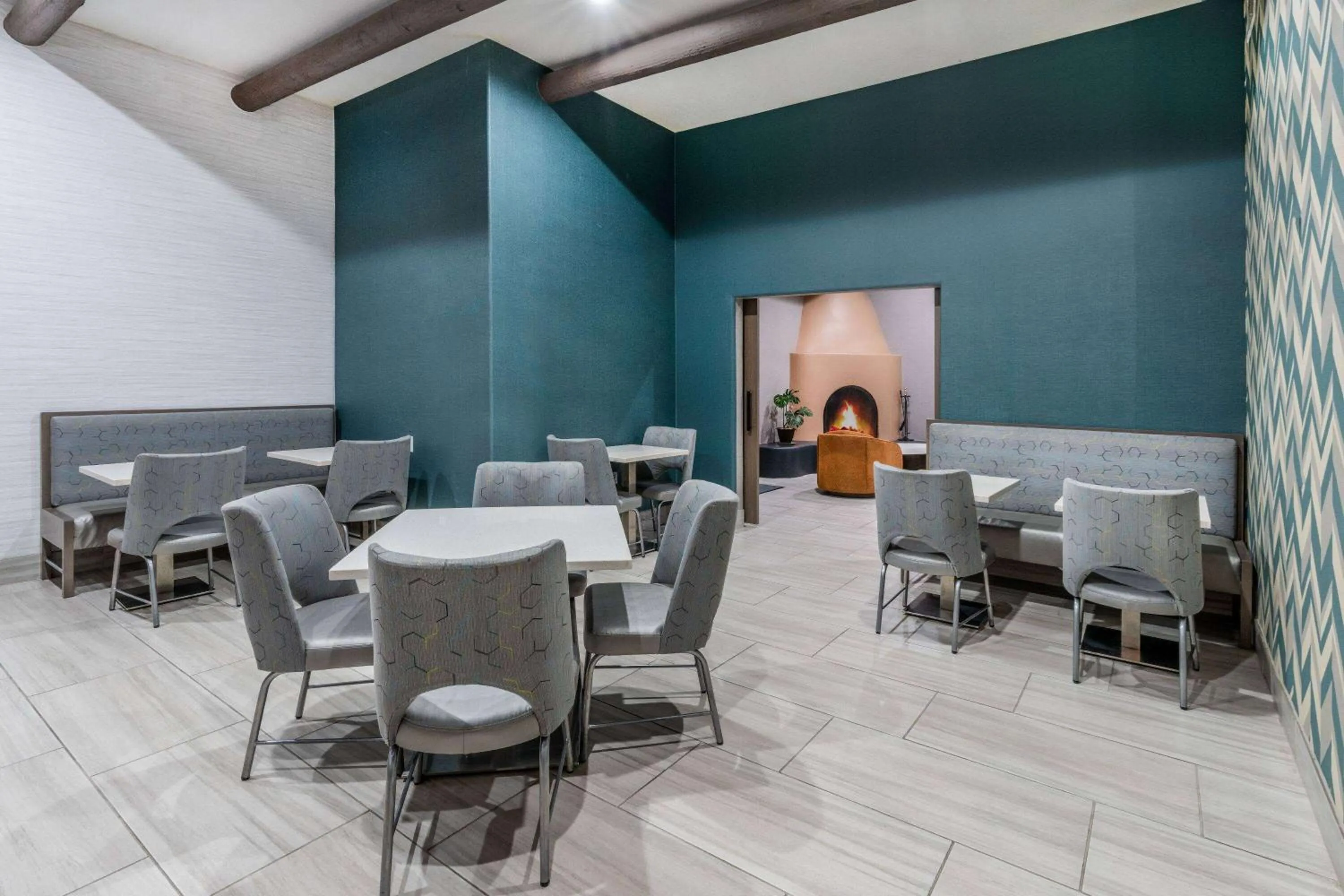 Seating area in La Quinta by Wyndham Santa Rosa