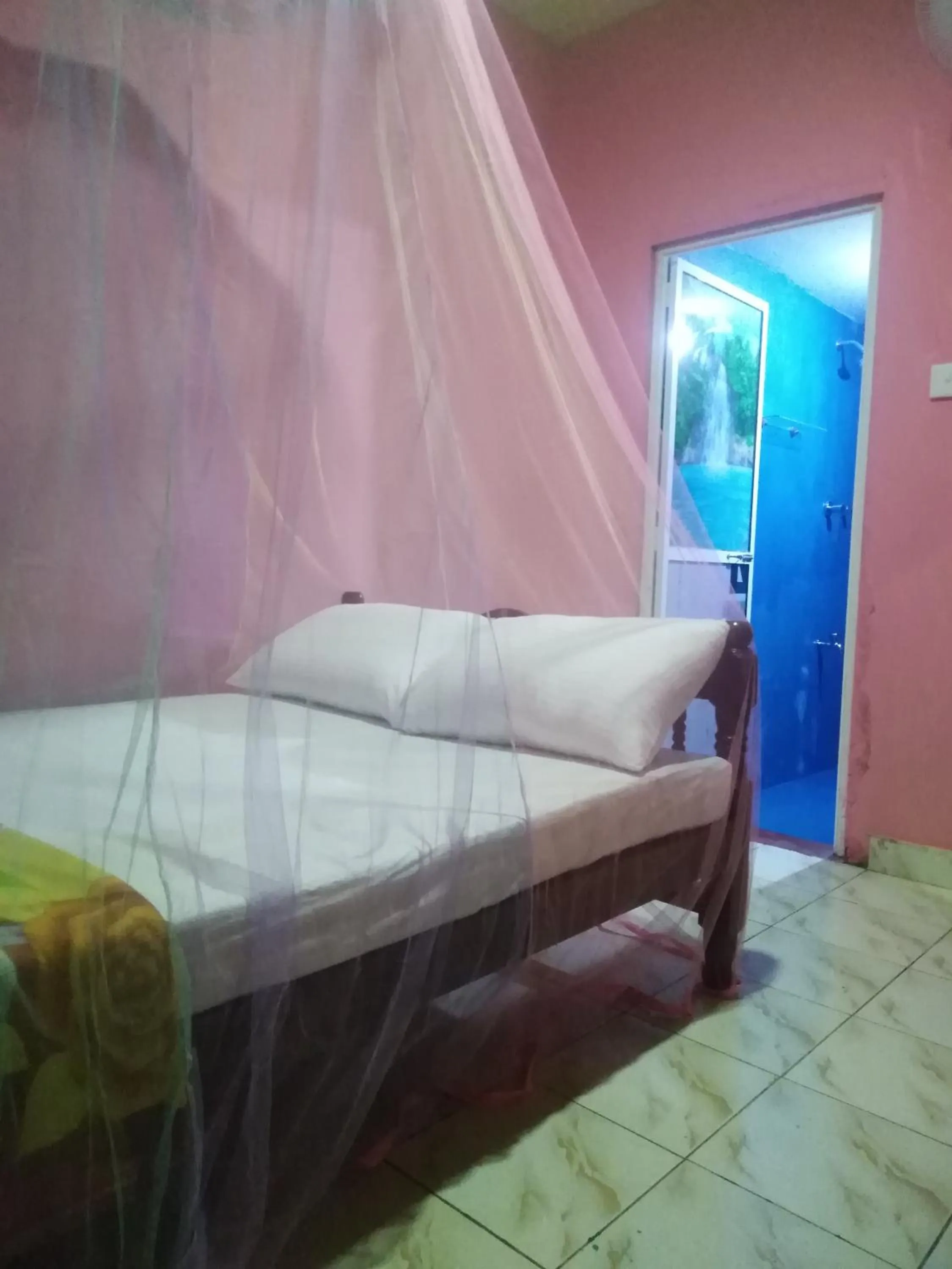 Bathroom, Bed in Field Island Villa - Ahangama