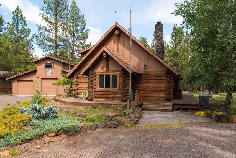 Property building in Sisters Dream Inn