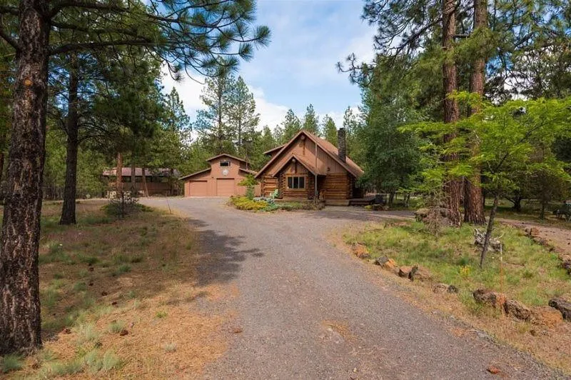 Property building in Sisters Dream Inn