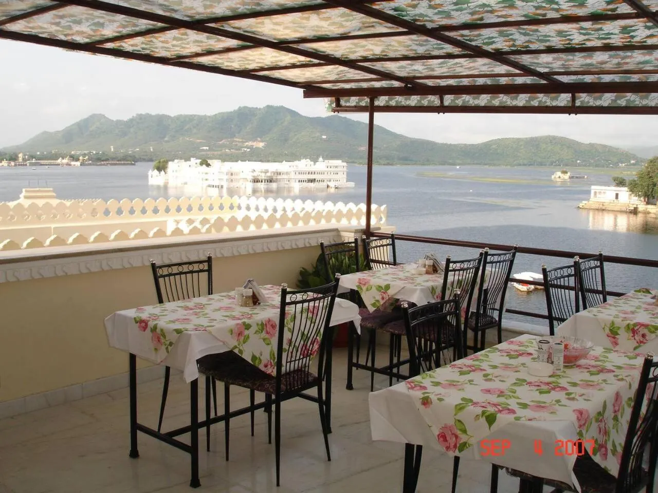 Restaurant/places to eat in Raj Niwas