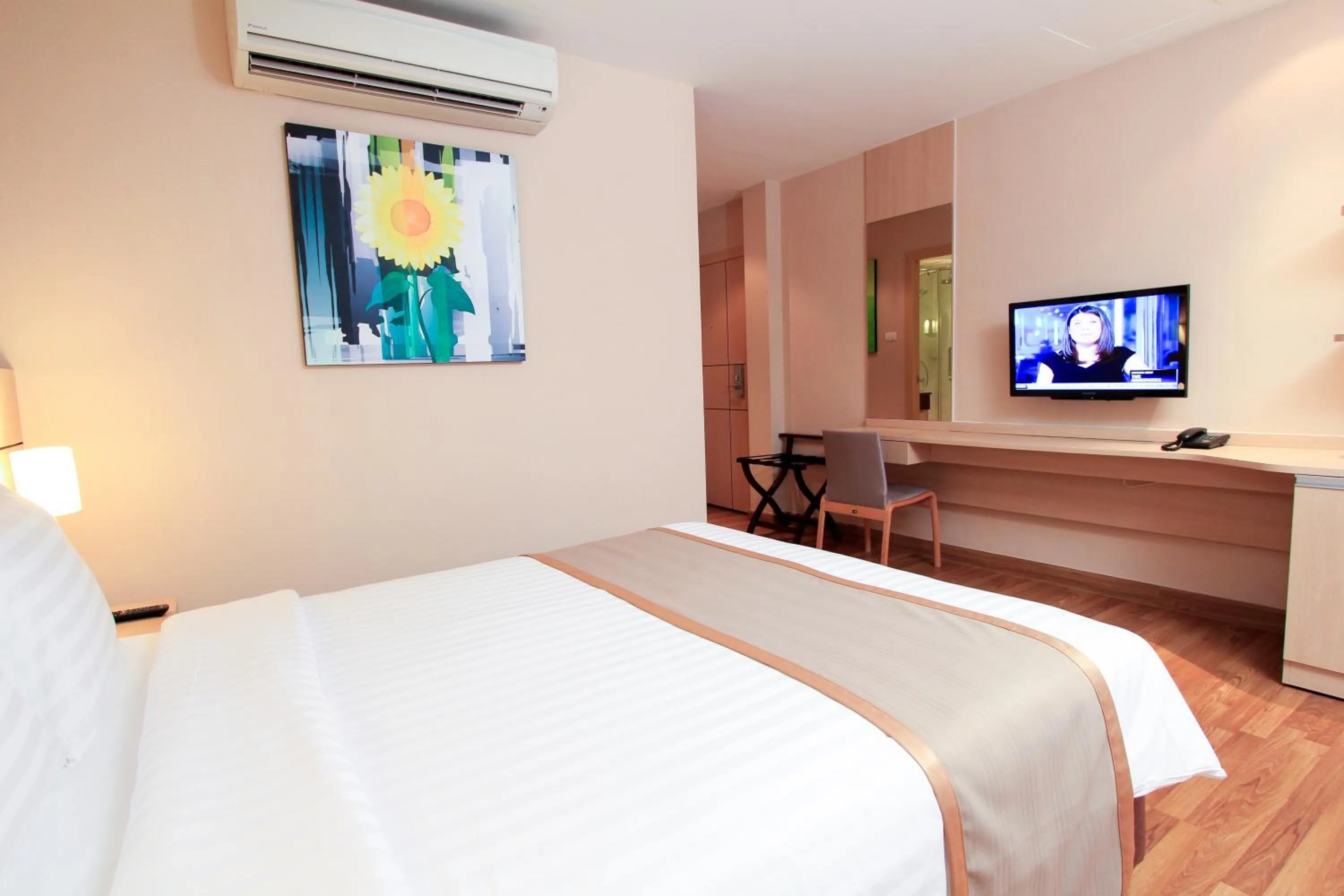 Bedroom, TV/Entertainment Center in Petals Inn