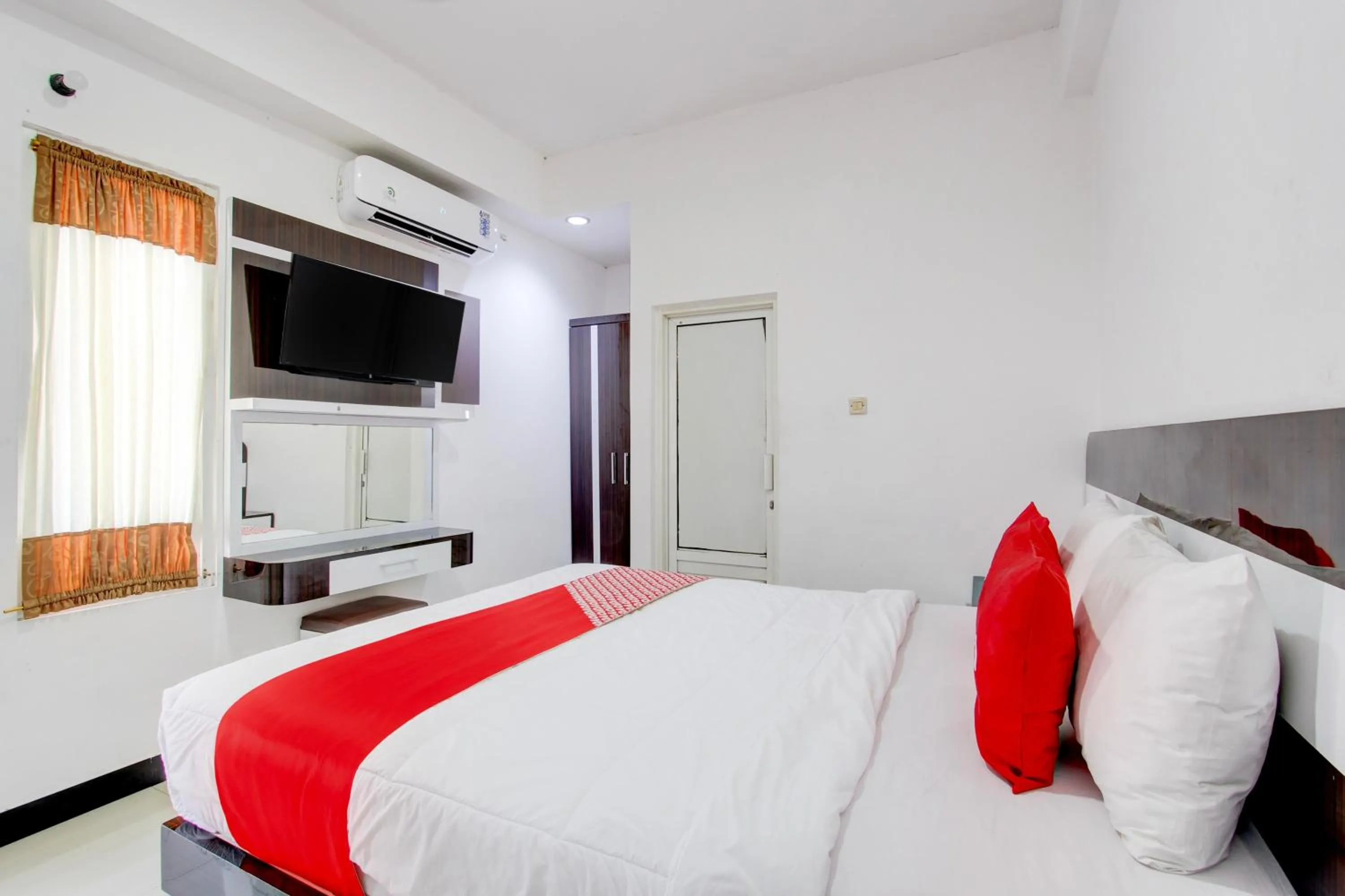 Bedroom, Bed in Hotel O Pondok Helomi