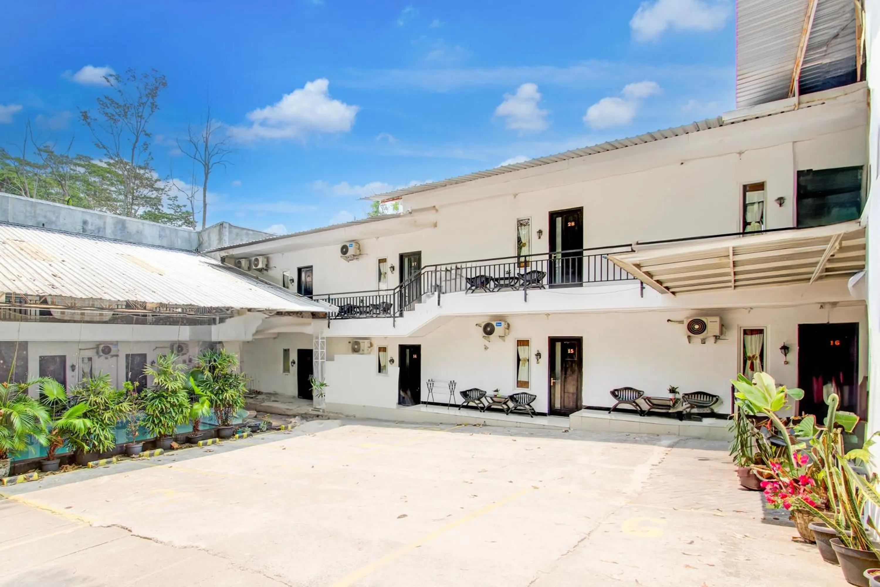 Facade/entrance in Hotel O Pondok Helomi