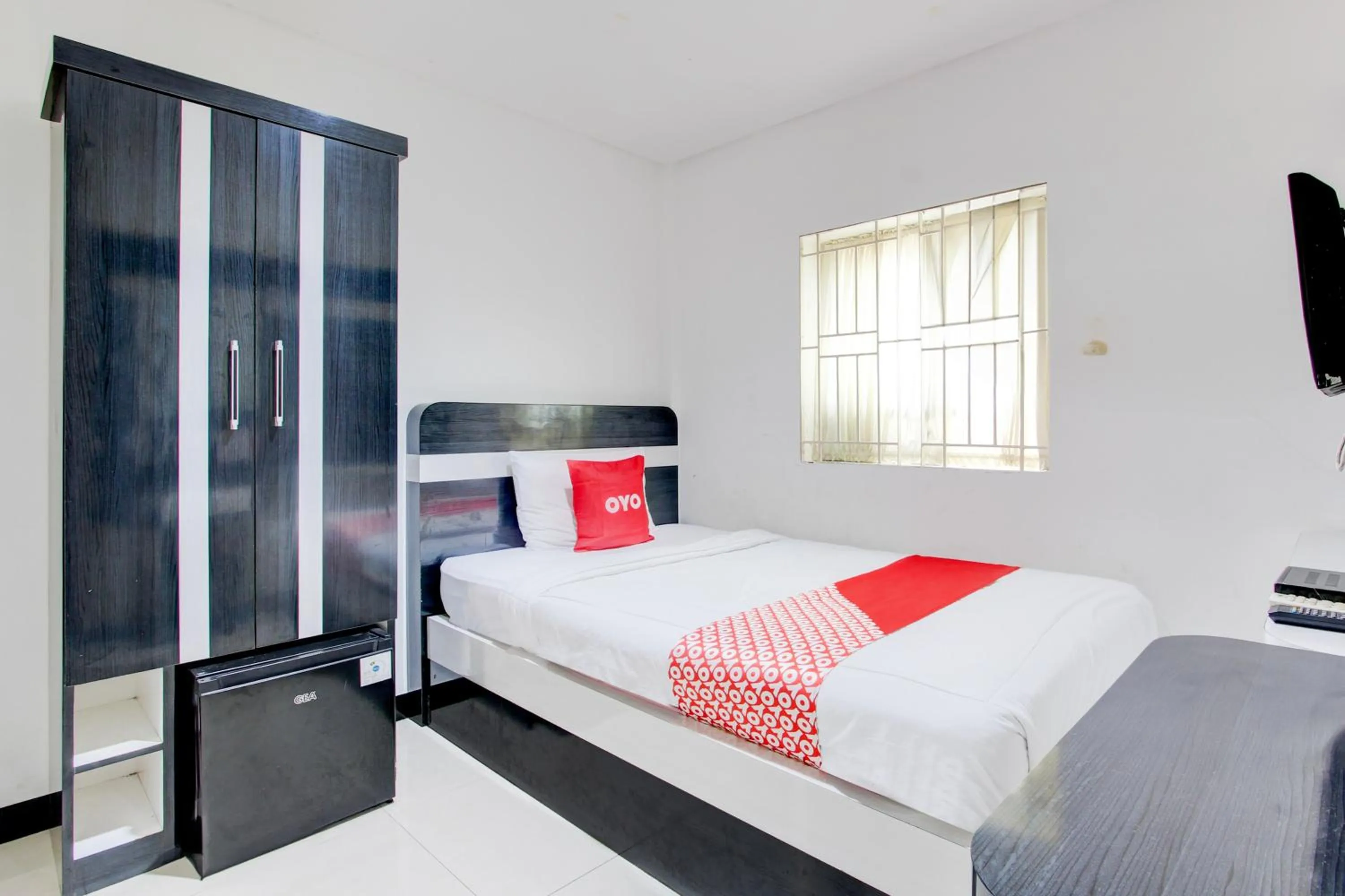 Bedroom, Bed in Hotel O Pondok Helomi