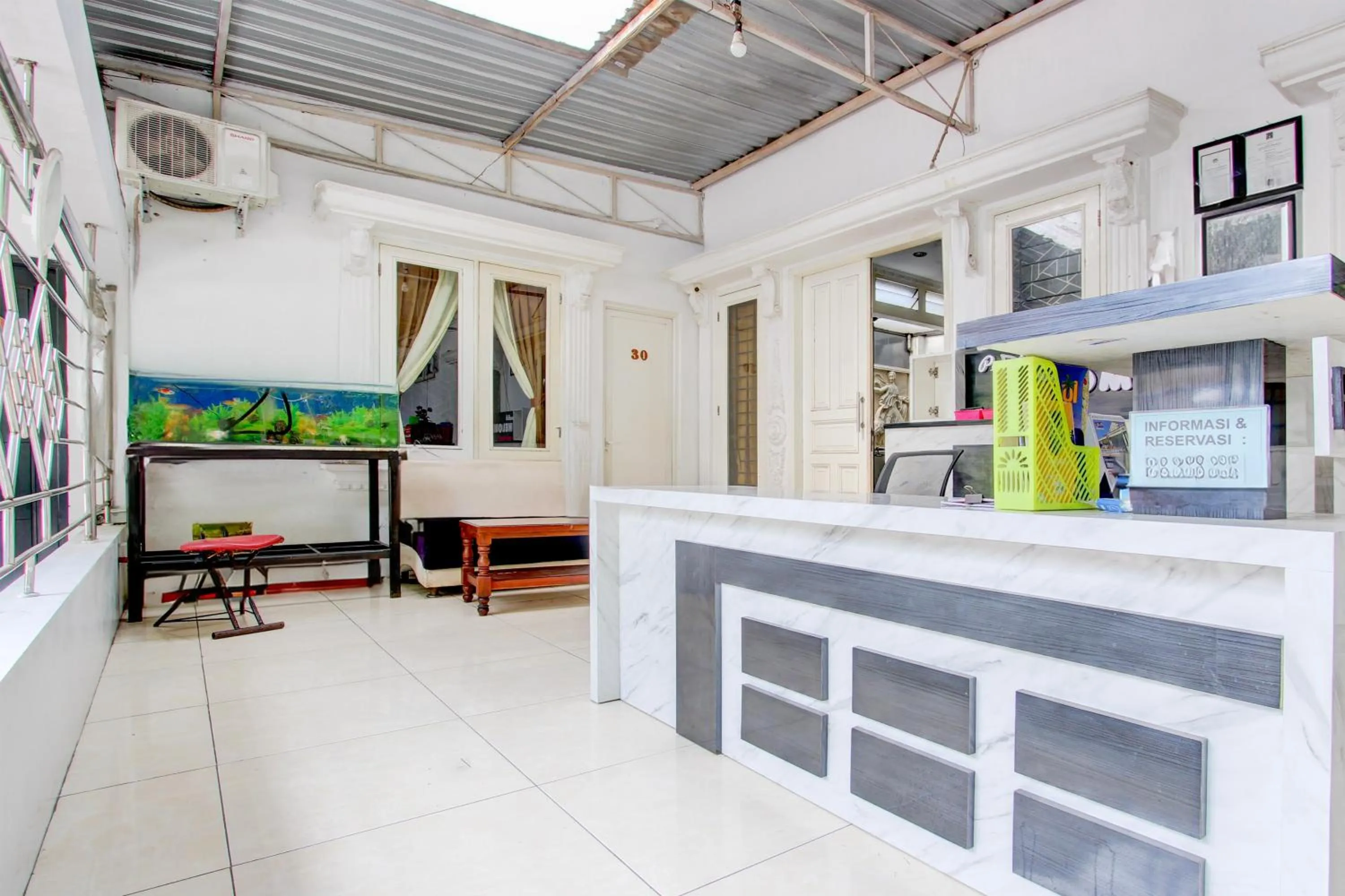 Lobby or reception in Hotel O Pondok Helomi