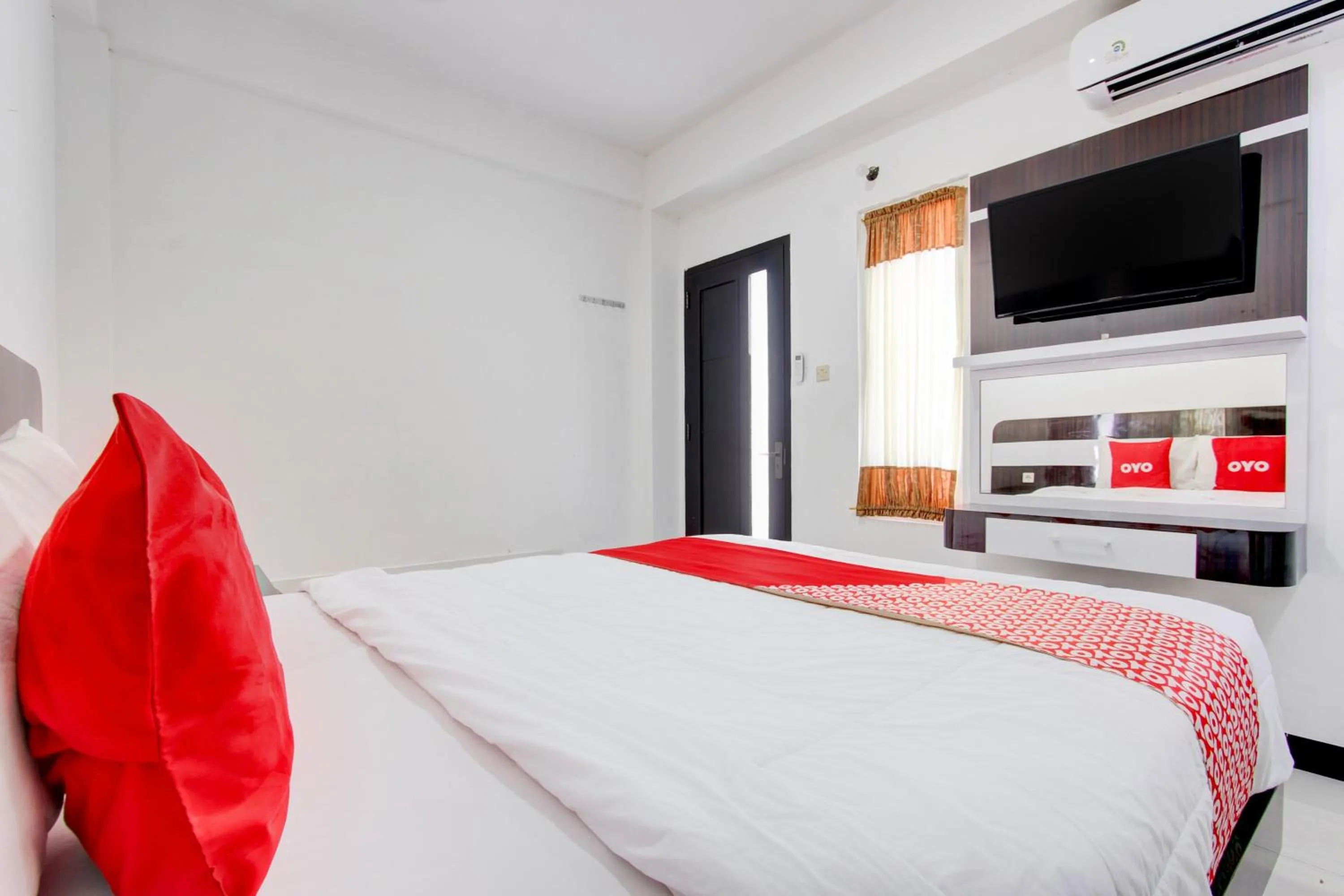 Bedroom, Bed in Hotel O Pondok Helomi