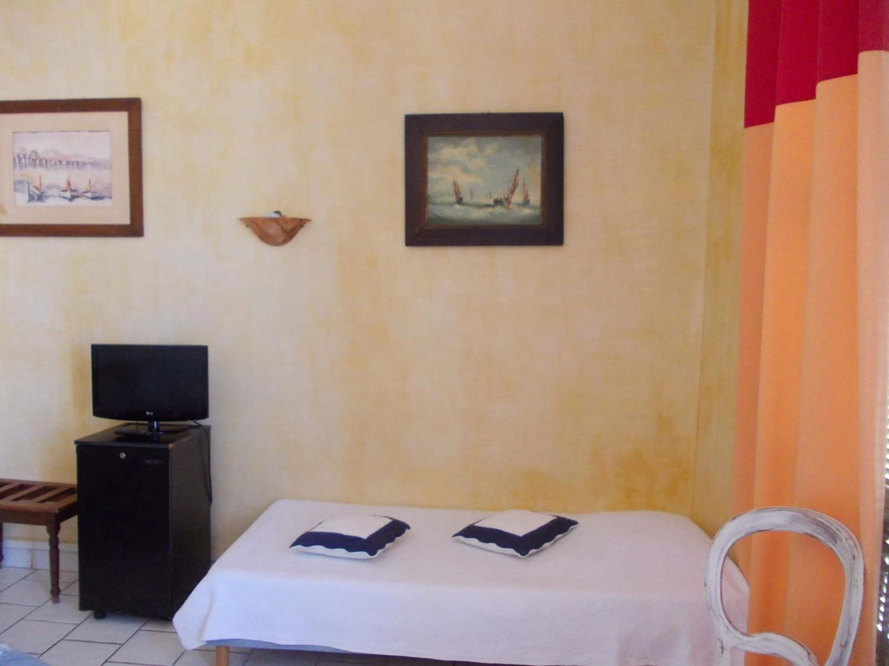 Photo of the whole room, Bed in L'Oursin