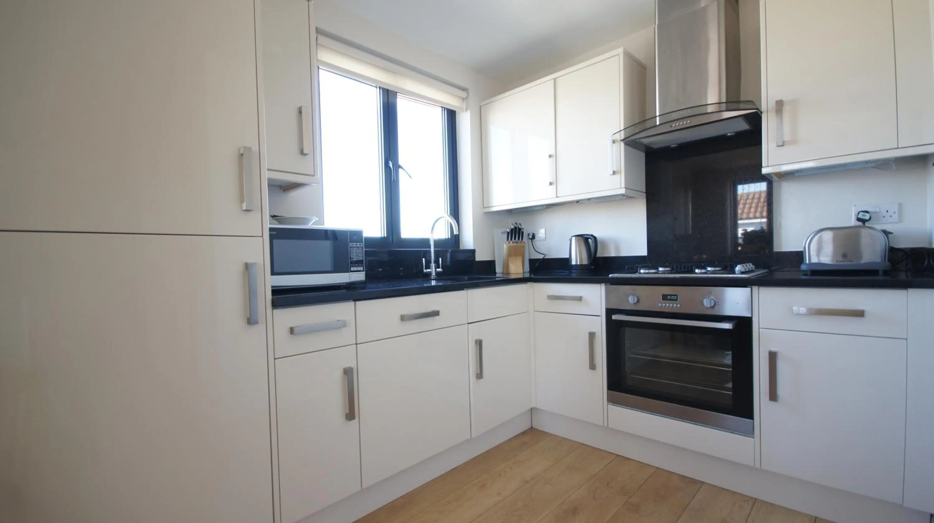 Kitchen or kitchenette in Crompton Court Apartments