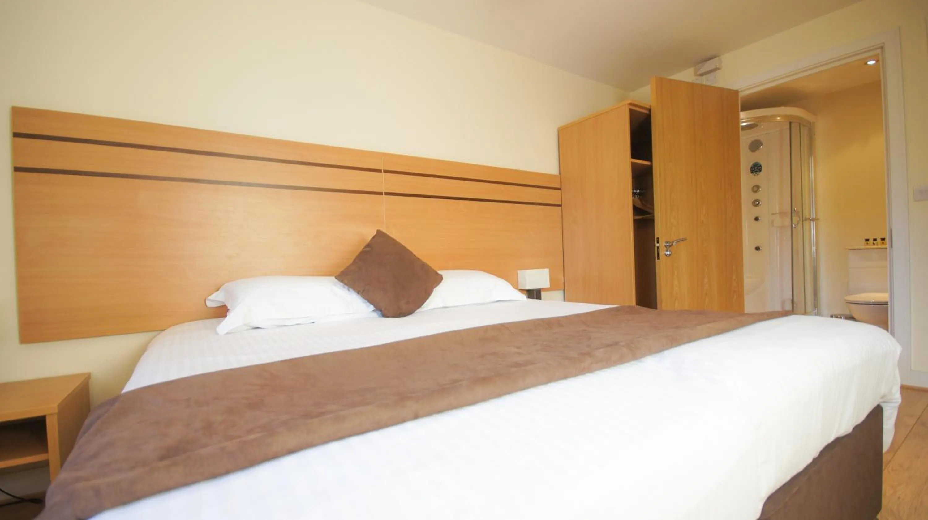 Bedroom, Bed in Crompton Court Apartments