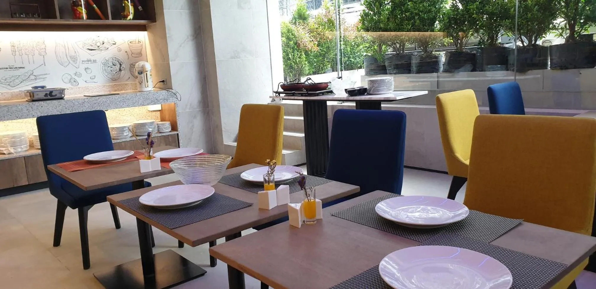 Restaurant/places to eat in Aspira One Sutthisan