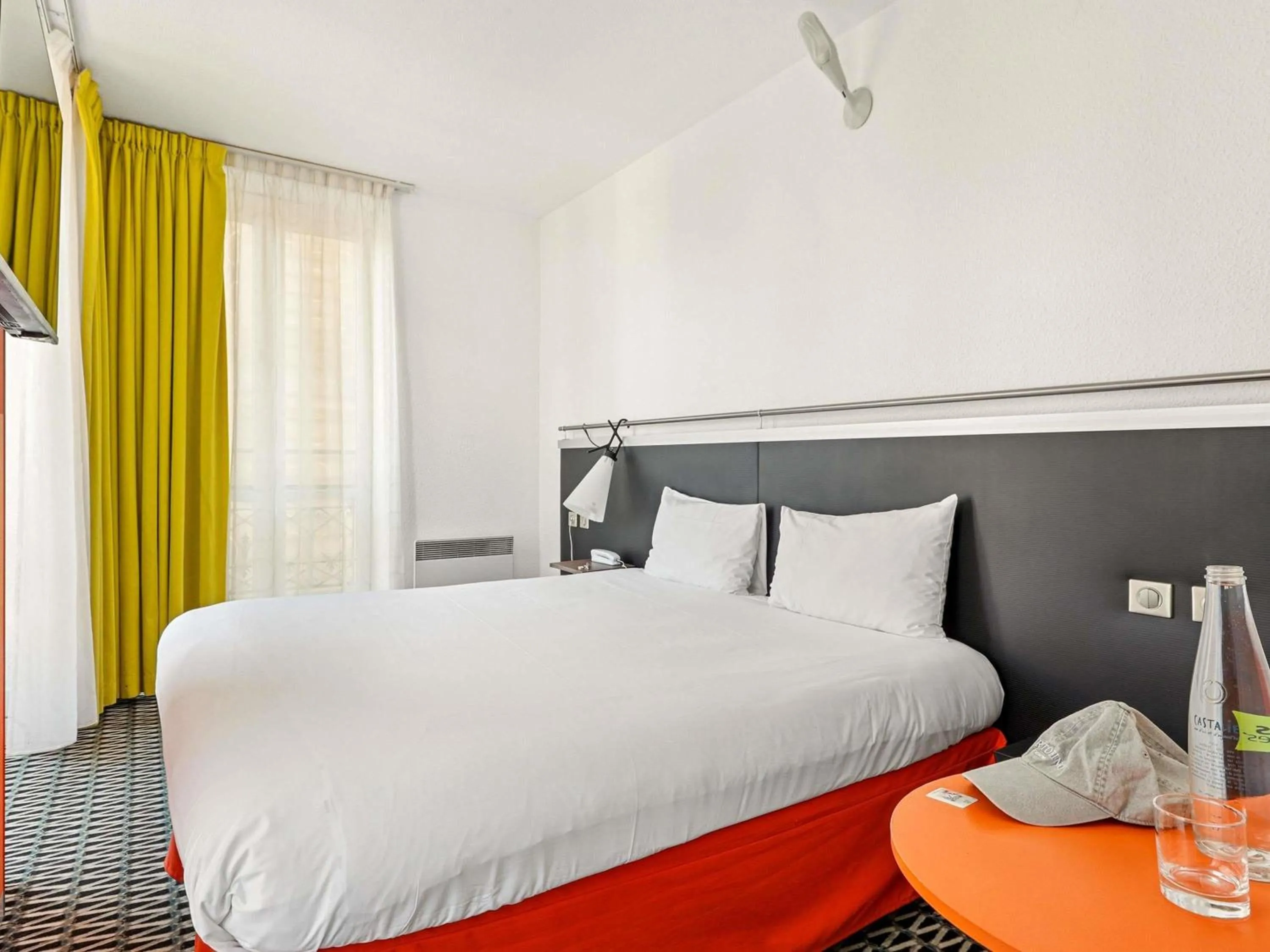 Bedroom, Bed in ibis Styles Paris République Le Marais